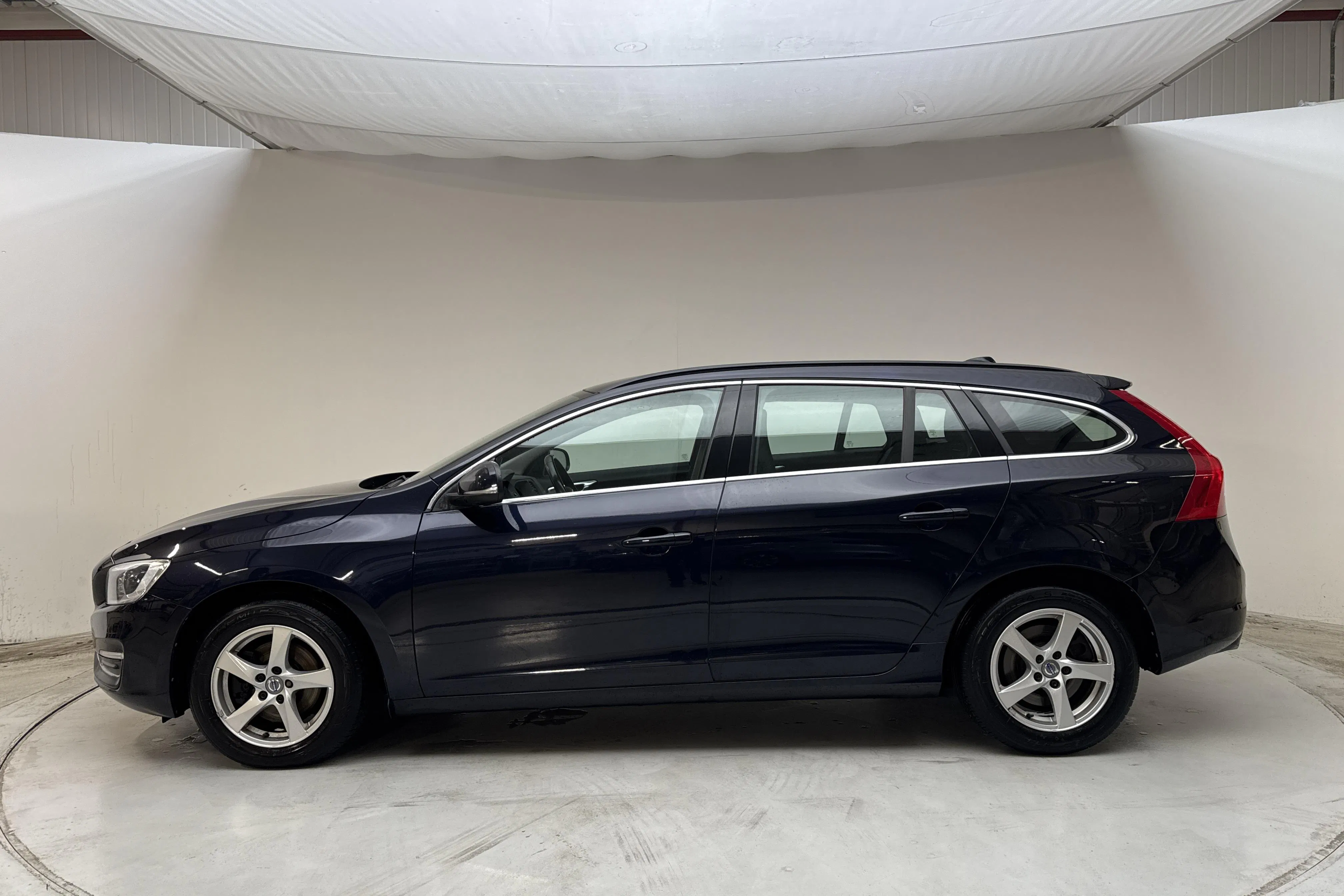 Presentation photo 2 of 14: Volvo V60 D4 (190hk) - 228 370 km - Manual - dark blue - 2016