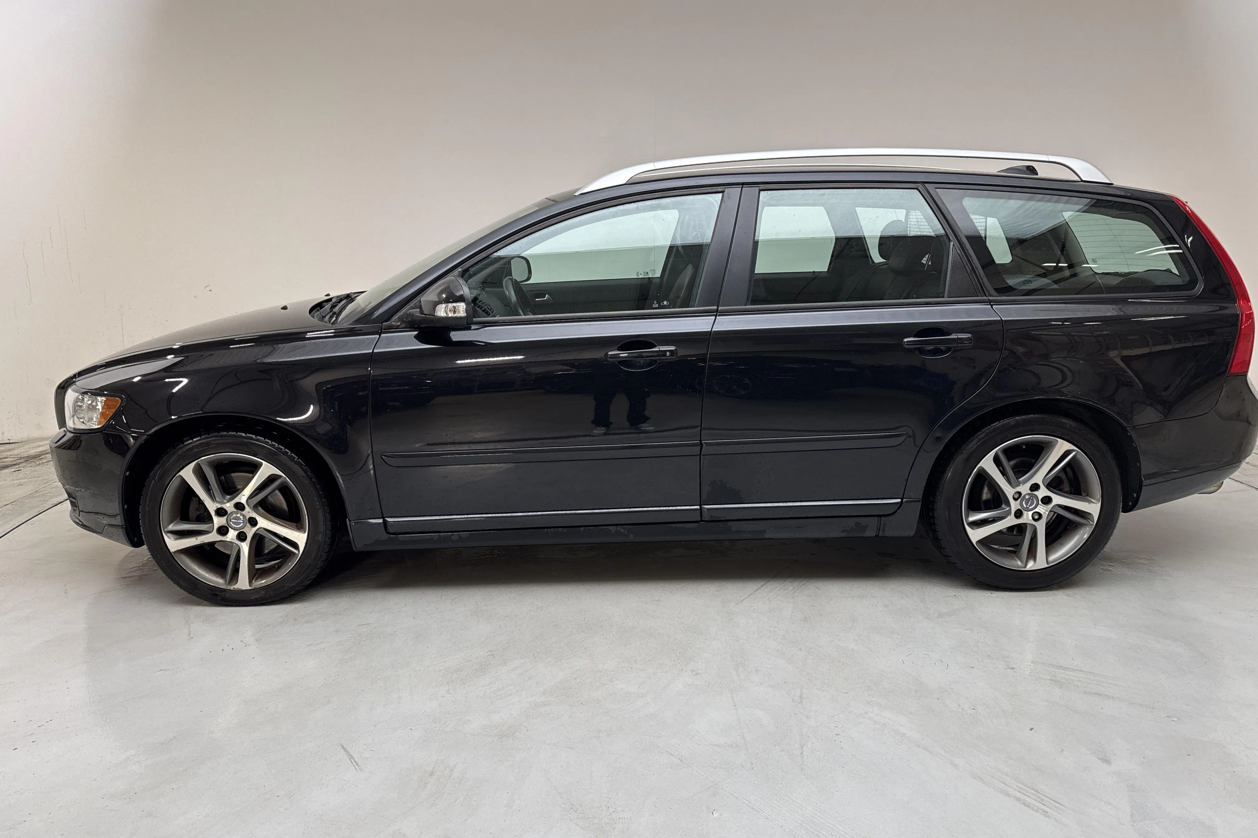 Presentationsfoto 2 av 13: Volvo V50 D3 (150hk) - 27 172 mil - Automat - svart - 2012
