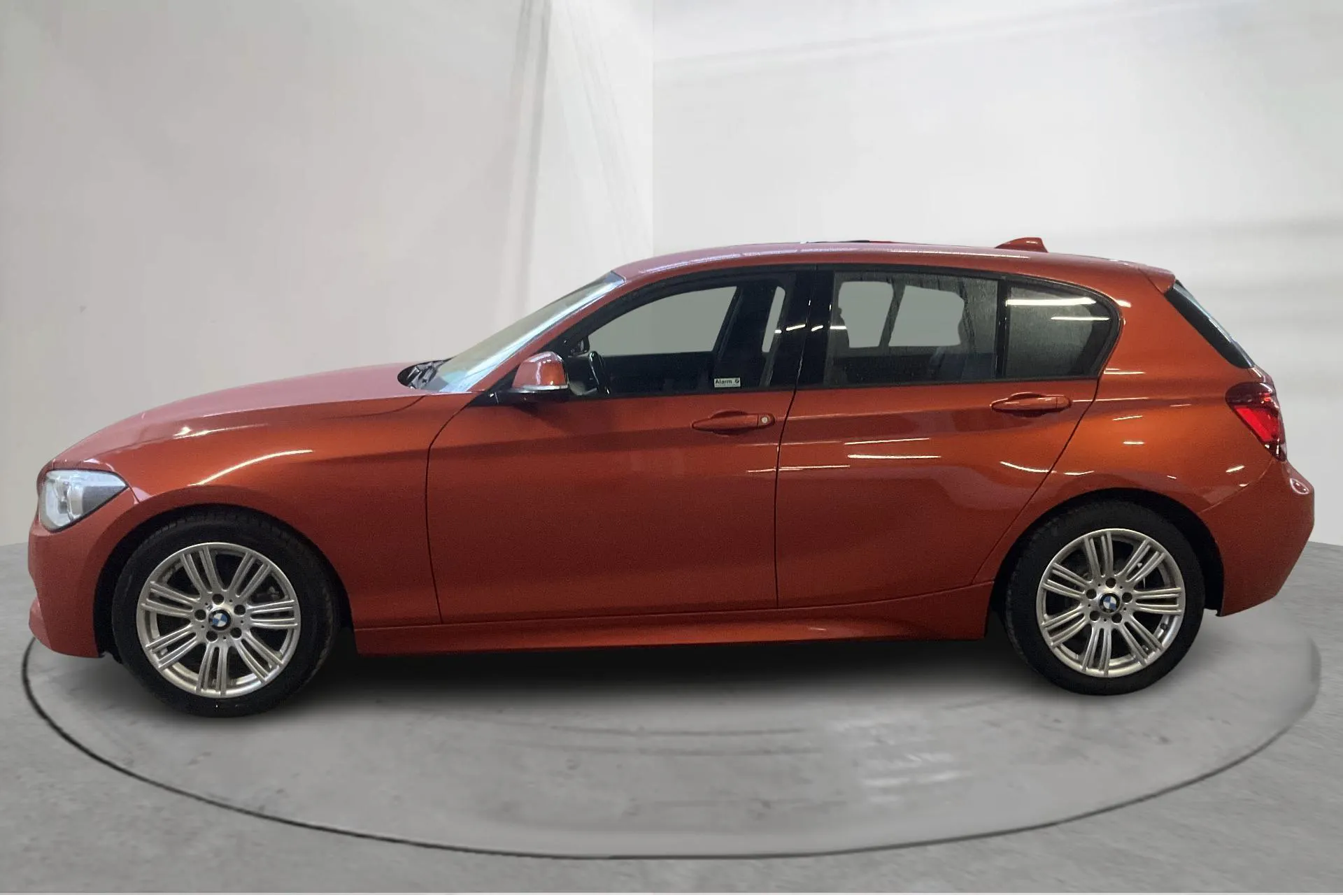 Presentationsfoto 2 av 12: BMW 118d 5dr, F20 (143hk) - 11 437 mil - Automat - orange - 2015
