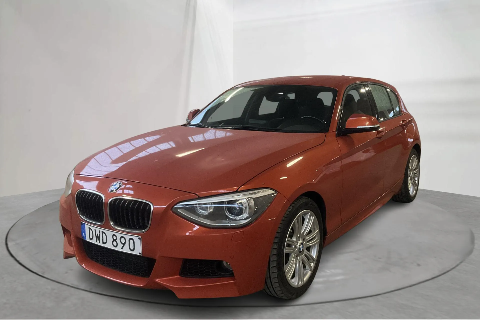 Presentationsfoto 1 av 12: BMW 118d 5dr, F20 (143hk) - 11 437 mil - Automat - orange - 2015