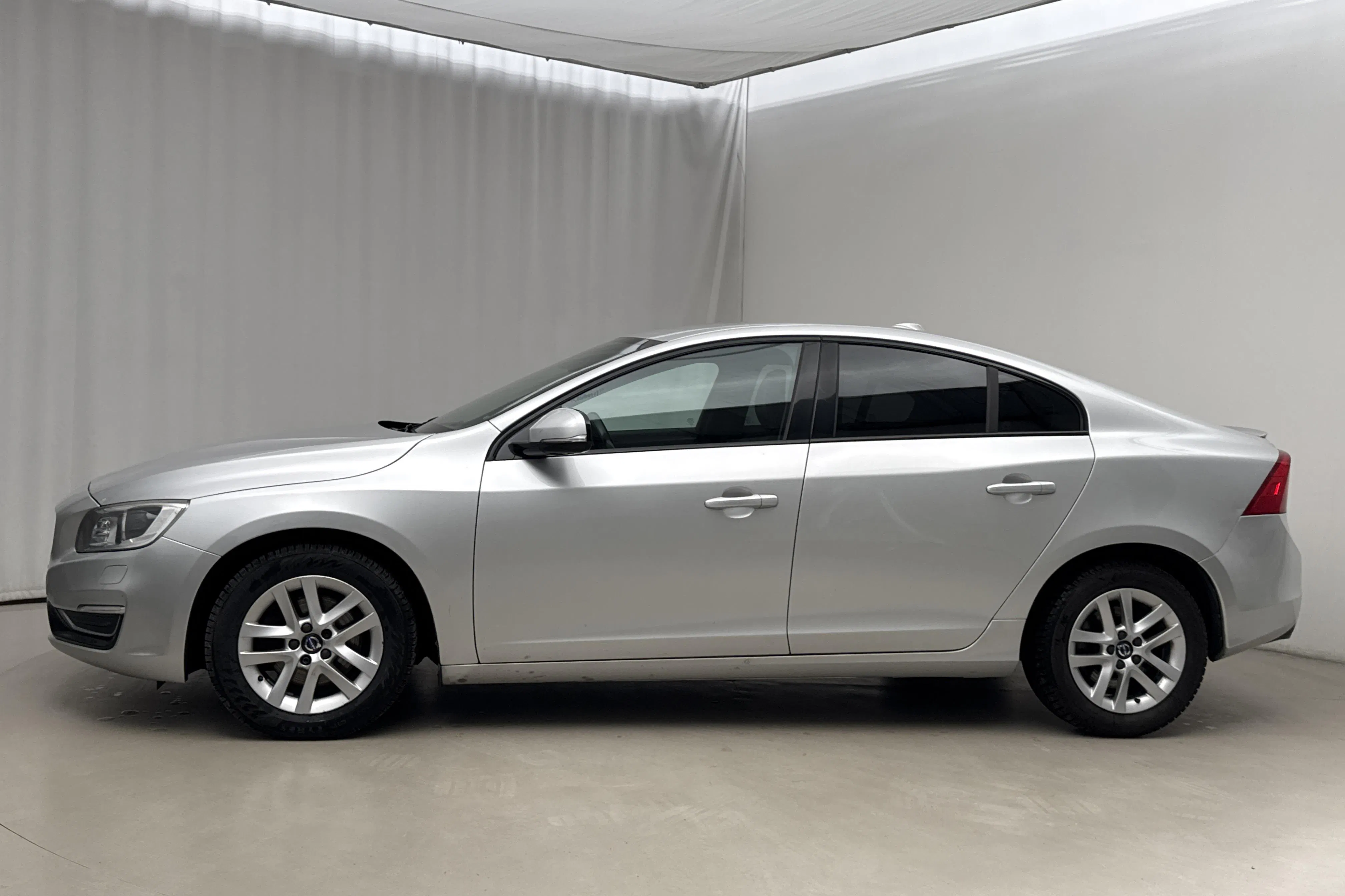 Presentationsfoto 2 av 17: Volvo S60 D3 (150hk) - 12 800 mil - Automat - silver - 2017