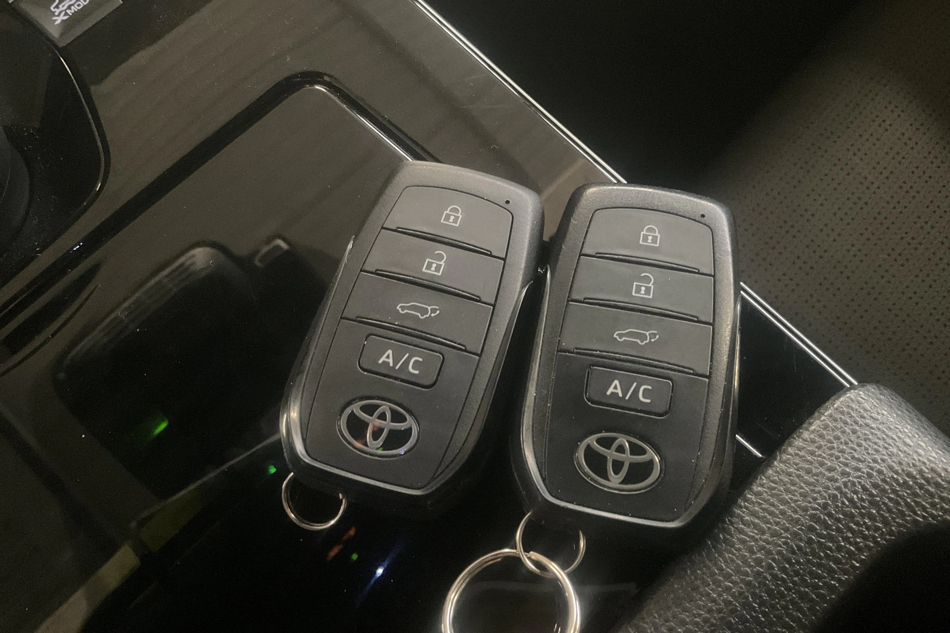 Presentationsfoto 17 av 17: Toyota bZ4X AWD (218hk) - 4 671 mil - Automat - vit - 2022