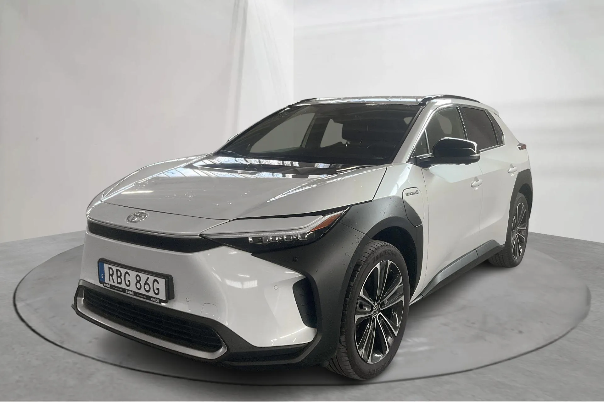 Presentationsfoto 1 av 17: Toyota bZ4X AWD (218hk) - 4 671 mil - Automat - vit - 2022