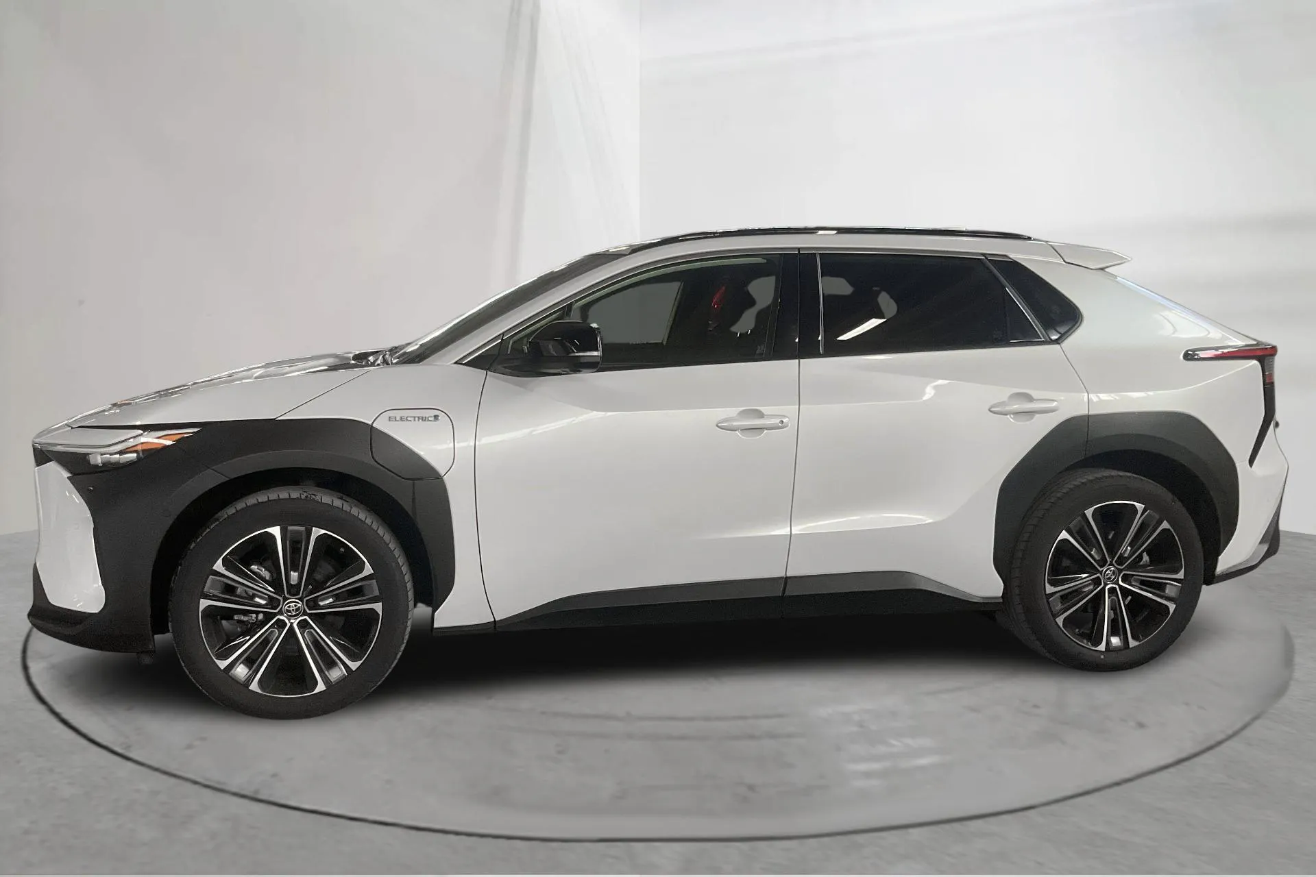 Presentationsfoto 2 av 17: Toyota bZ4X AWD (218hk) - 4 671 mil - Automat - vit - 2022
