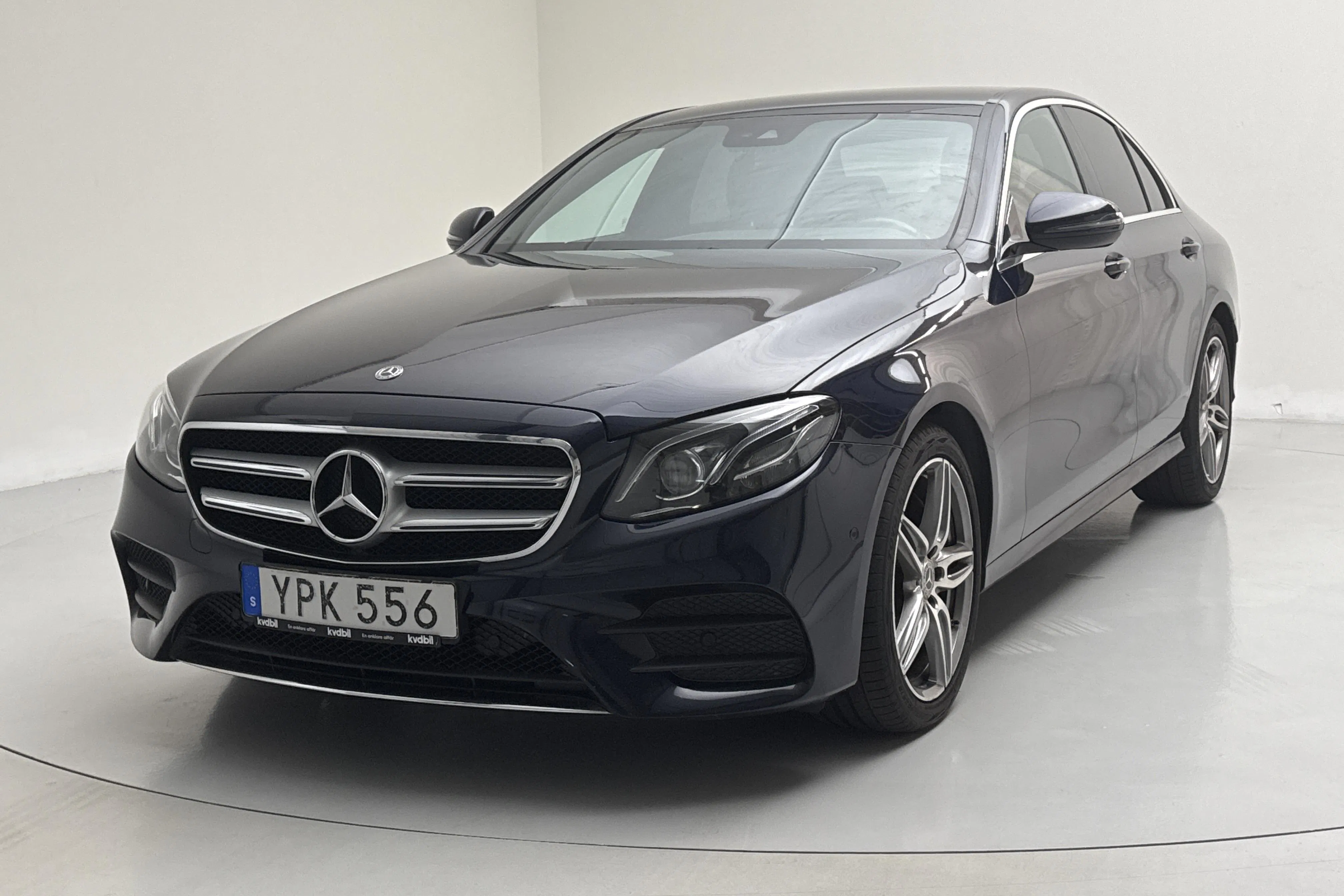 Presentationsfoto 1 av 14: Mercedes E 220 d 4MATIC Sedan W213 (194hk) - 15 067 mil - Automat - Mörkblå - 2018