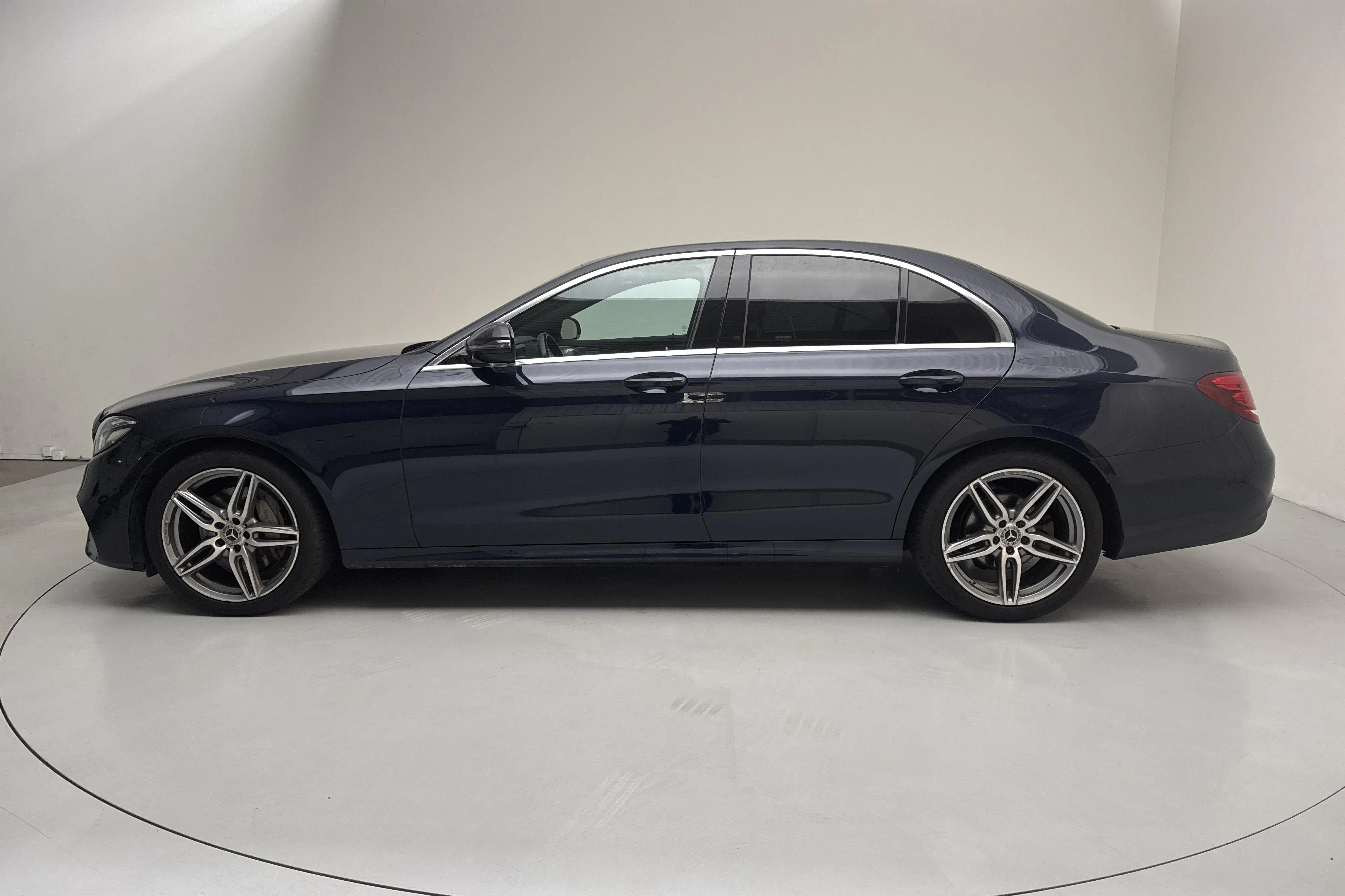 Presentationsfoto 2 av 14: Mercedes E 220 d 4MATIC Sedan W213 (194hk) - 15 067 mil - Automat - Mörkblå - 2018