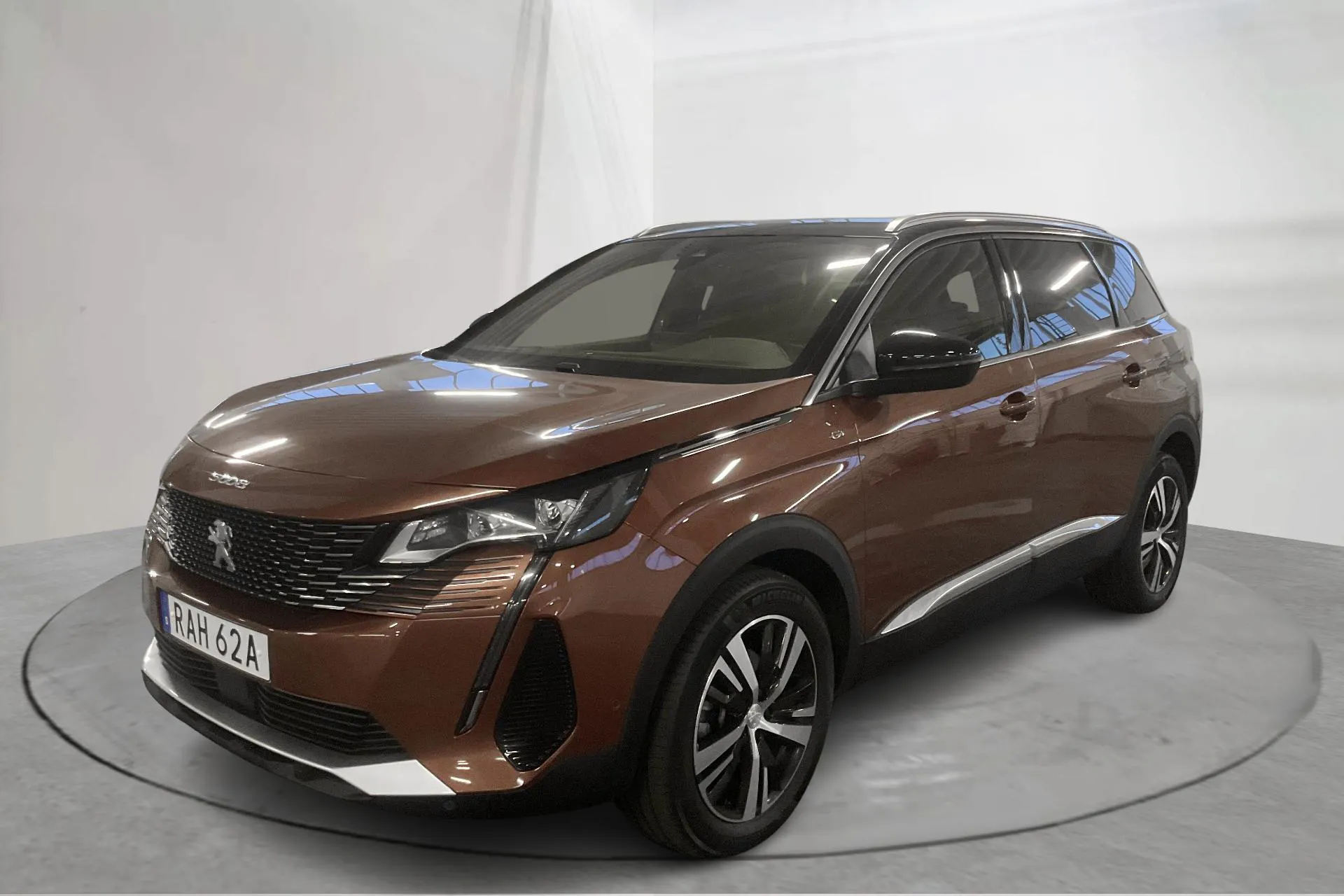 Presentationsfoto 1 av 16: Peugeot 5008 1.2 PureTech (130hk) - 3 811 mil - Automat - brun - 2023