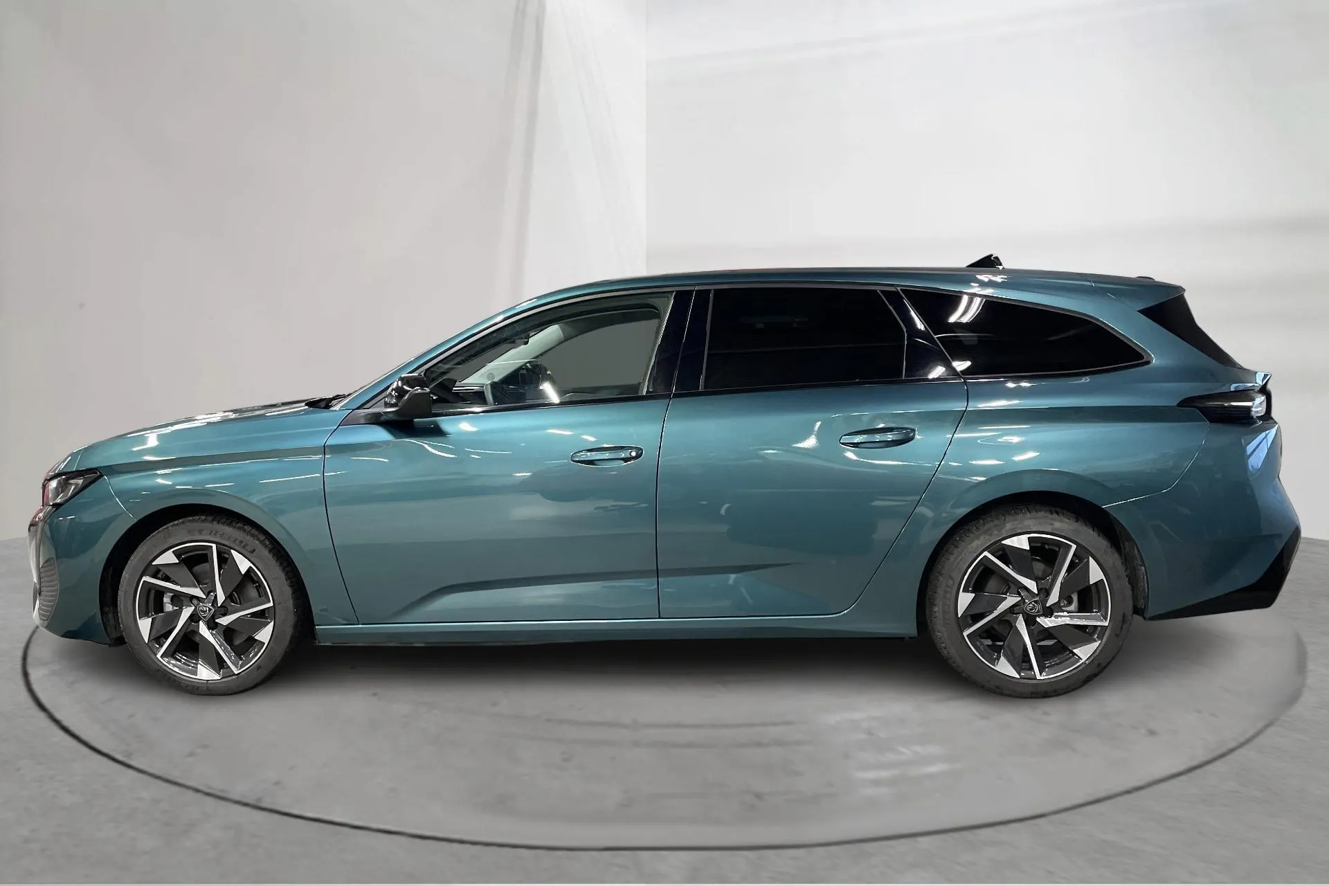 Presentation photo 2 of 17: Peugeot 308 SW Hybrid 1.2 PureTech (145hk) - 32 480 km - Automatic - blue - 2025