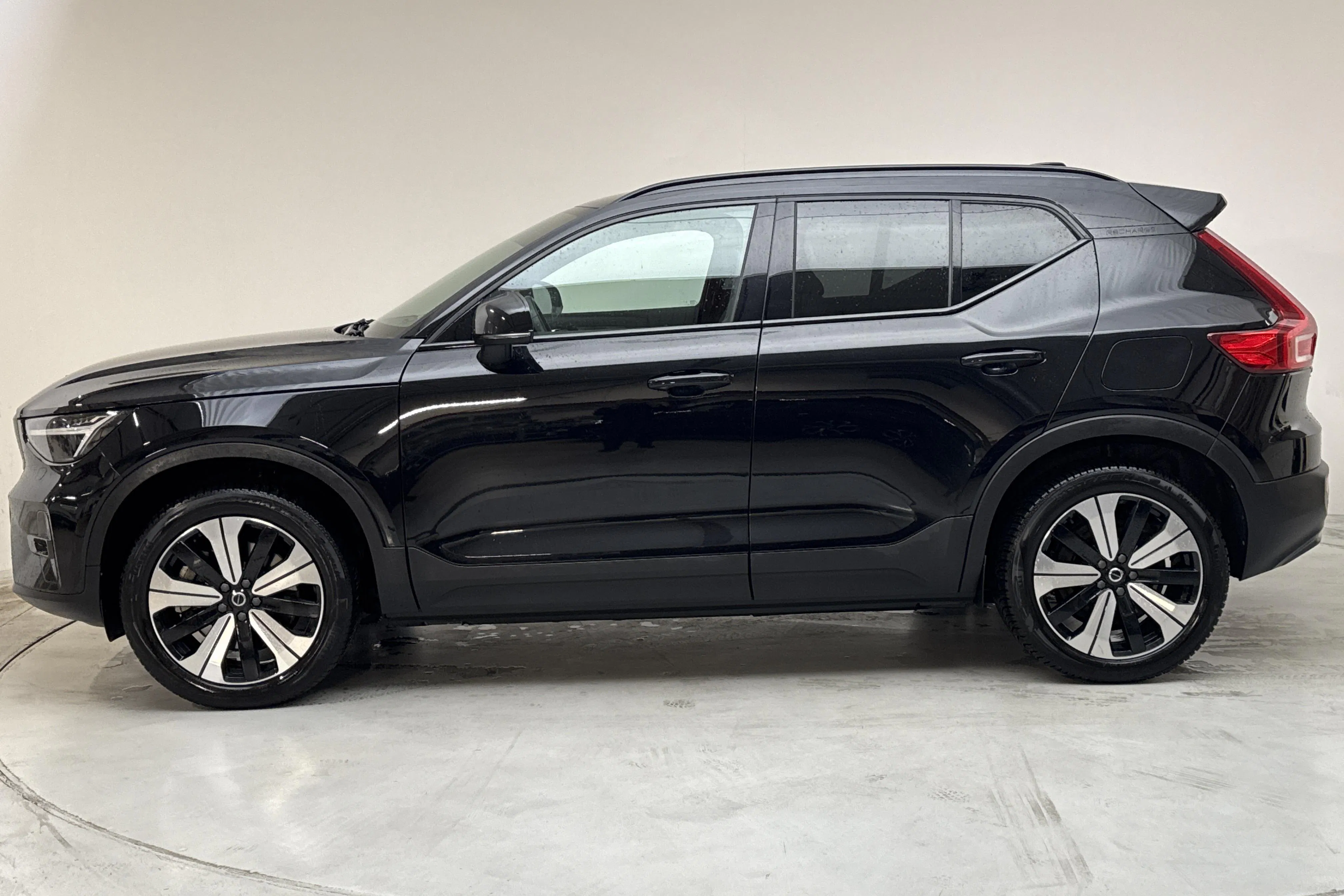 Presentationsfoto 2 av 18: Volvo XC40 P8 Recharge Twin AWD (408hk) - 17 336 mil - Automat - svart - 2024