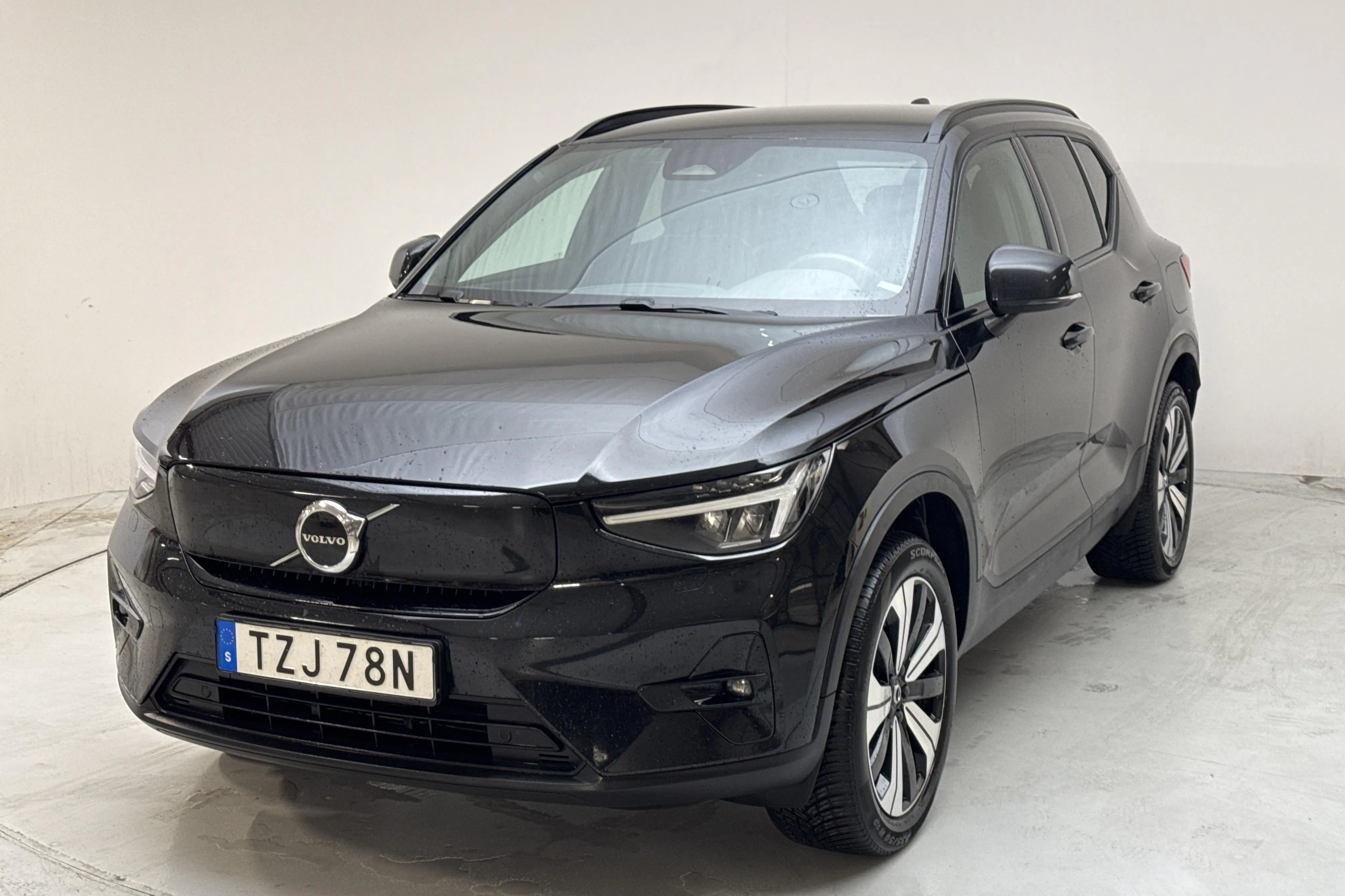 Presentationsfoto 1 av 18: Volvo XC40 P8 Recharge Twin AWD (408hk) - 17 336 mil - Automat - svart - 2024