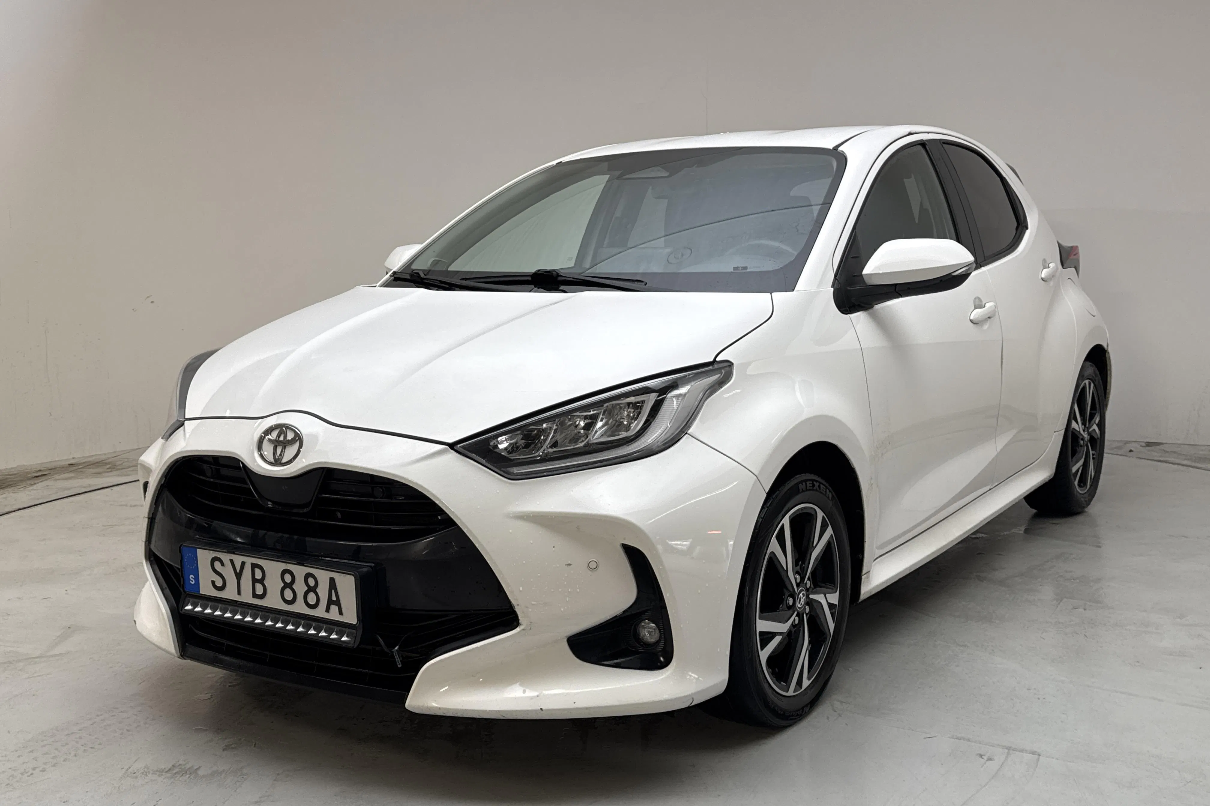 Presentationsfoto 1 av 12: Toyota Yaris 1.5 Hybrid 5dr (116hk) - 24 334 mil - Automat - vit - 2024