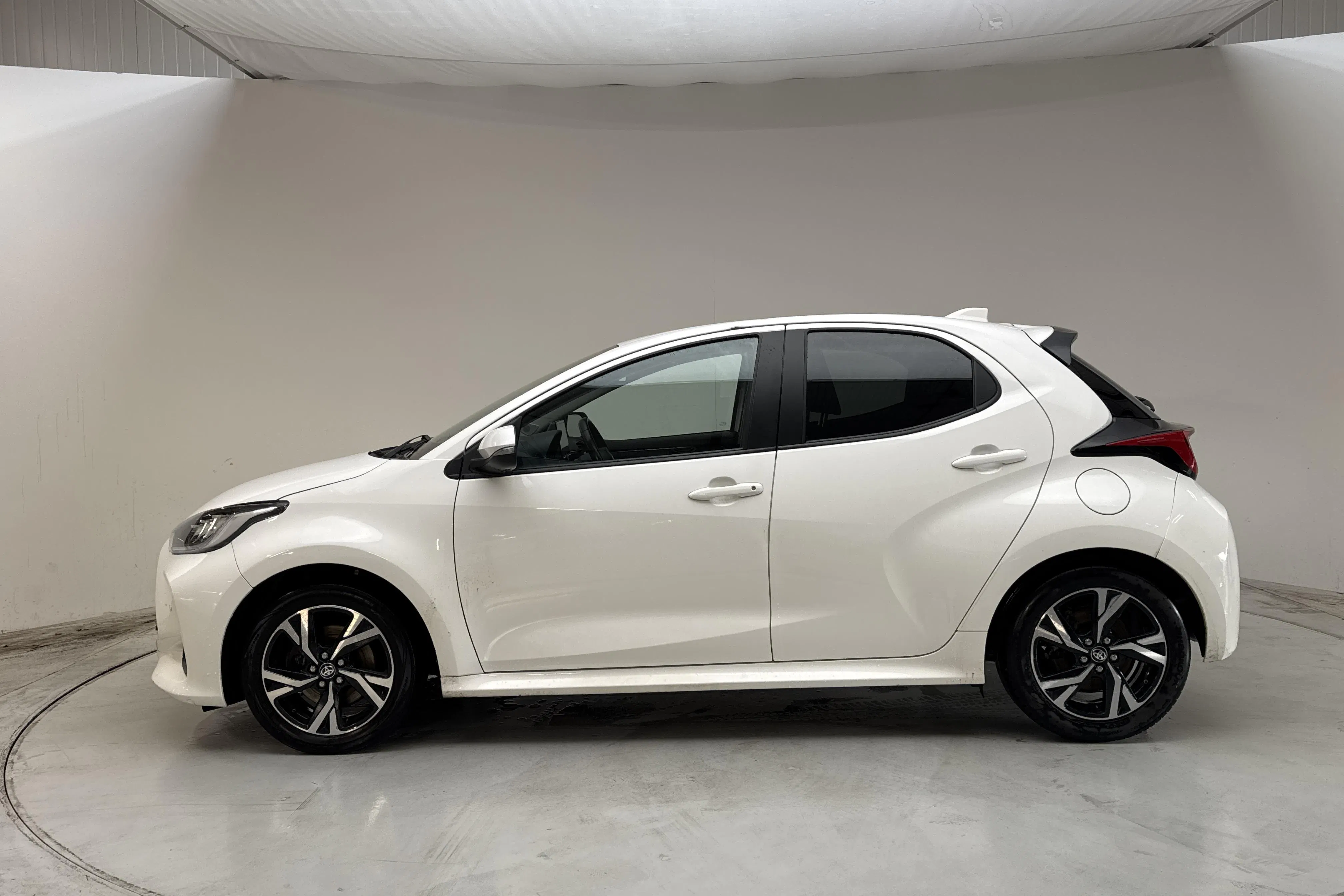 Presentationsfoto 2 av 12: Toyota Yaris 1.5 Hybrid 5dr (116hk) - 24 334 mil - Automat - vit - 2024