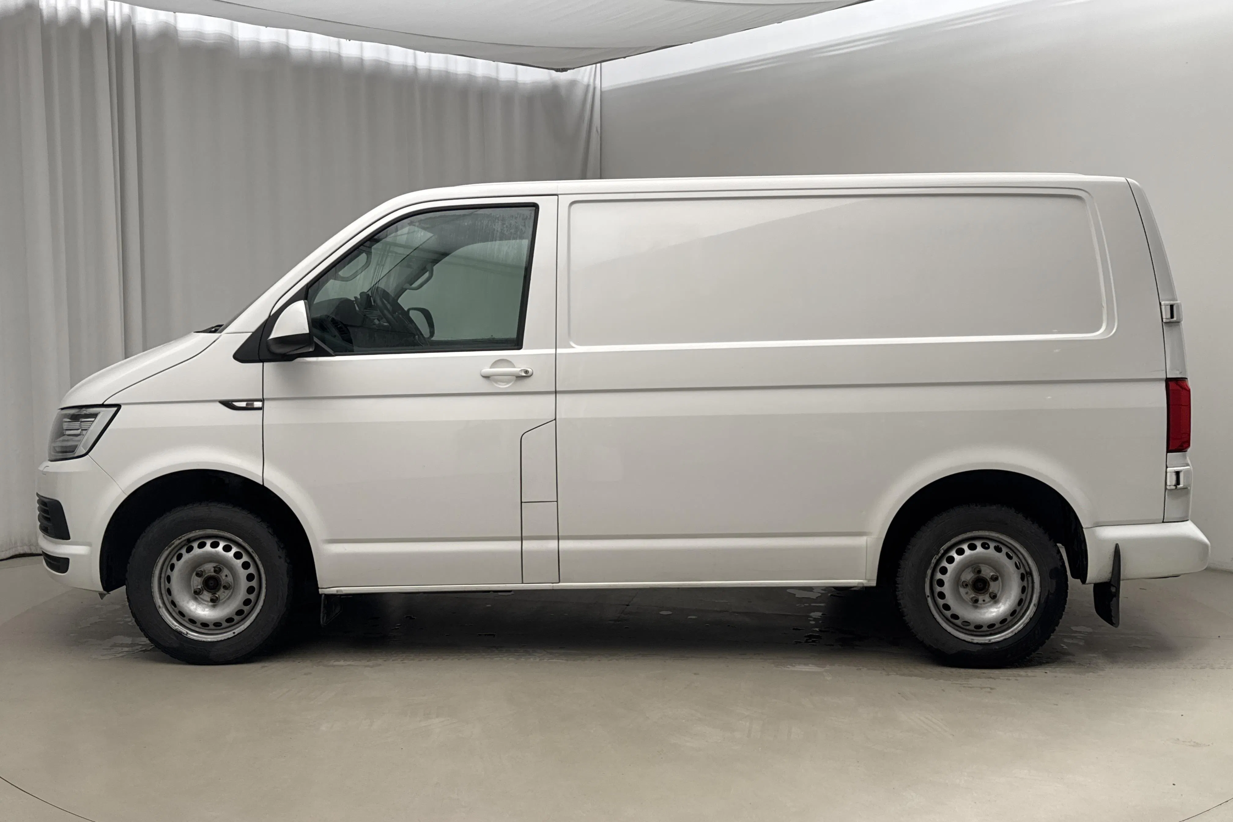 Presentation photo 2 of 15: VW Transporter T6 2.0 TDI BMT Skåp 4MOTION (150hk) - 166 880 km - Manual - white - 2019