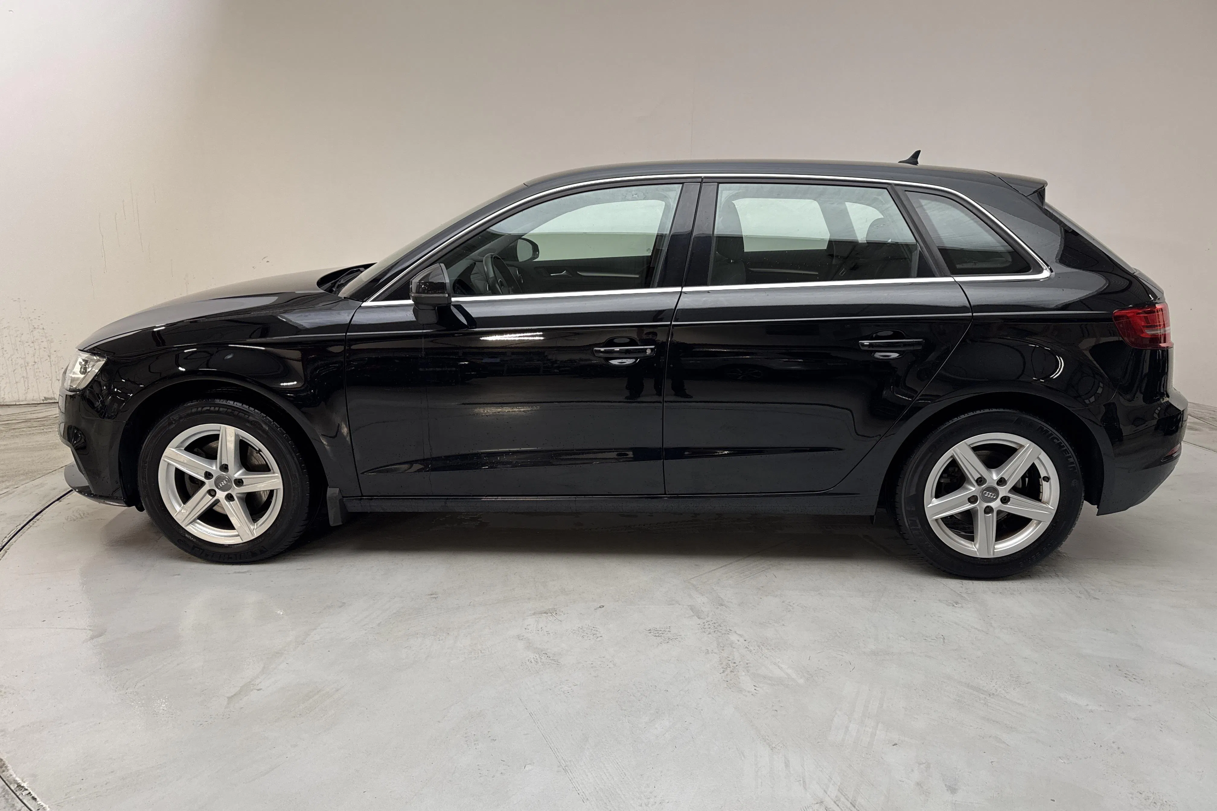 Presentation photo 2 of 12: Audi A3 Sportback 35 TFSI (150hk) - 90 760 km - Automatic - black - 2019