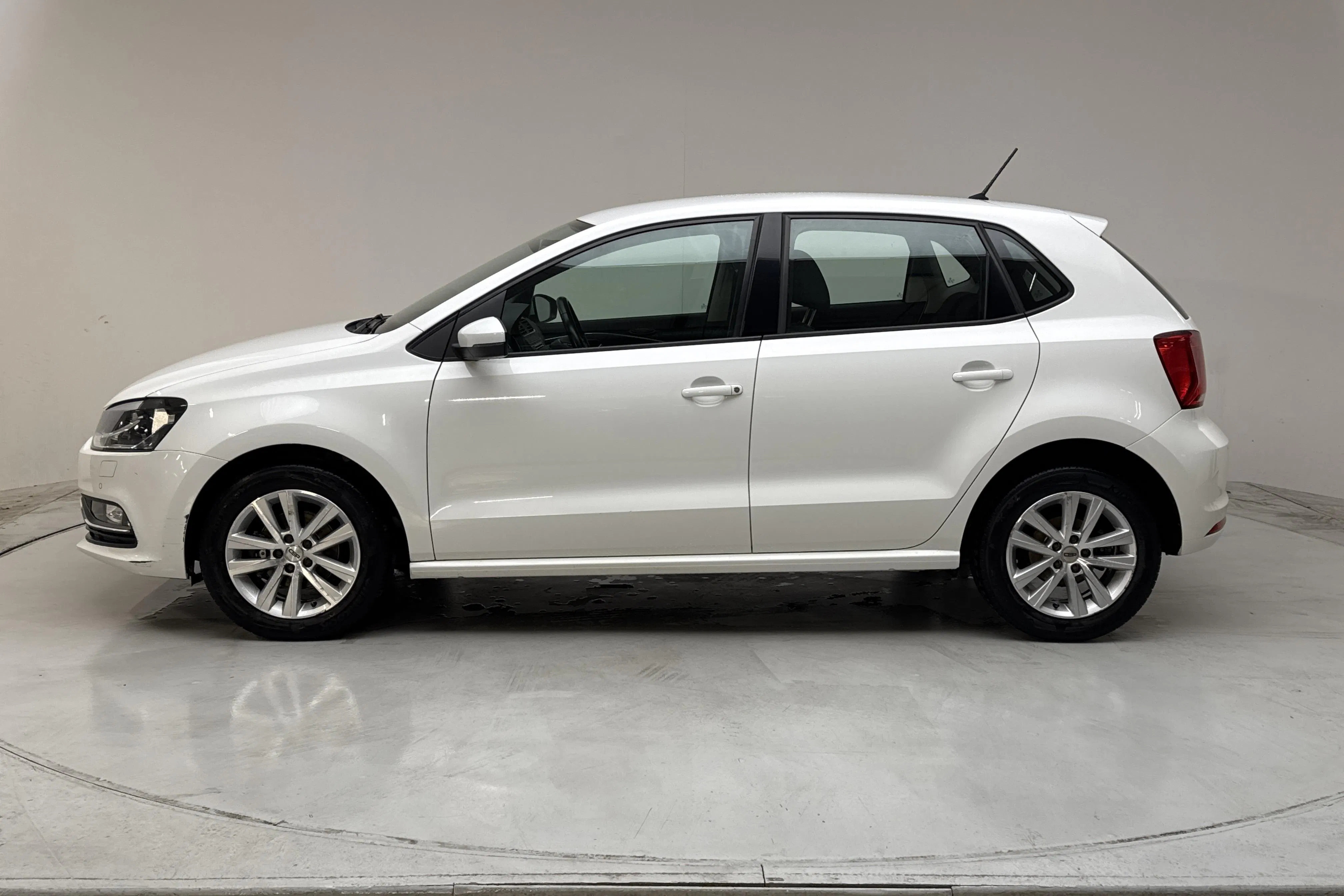 Presentation photo 2 of 12: VW Polo 1.2 TSI 5dr (90hk) - 142 380 km - Manual - white - 2016
