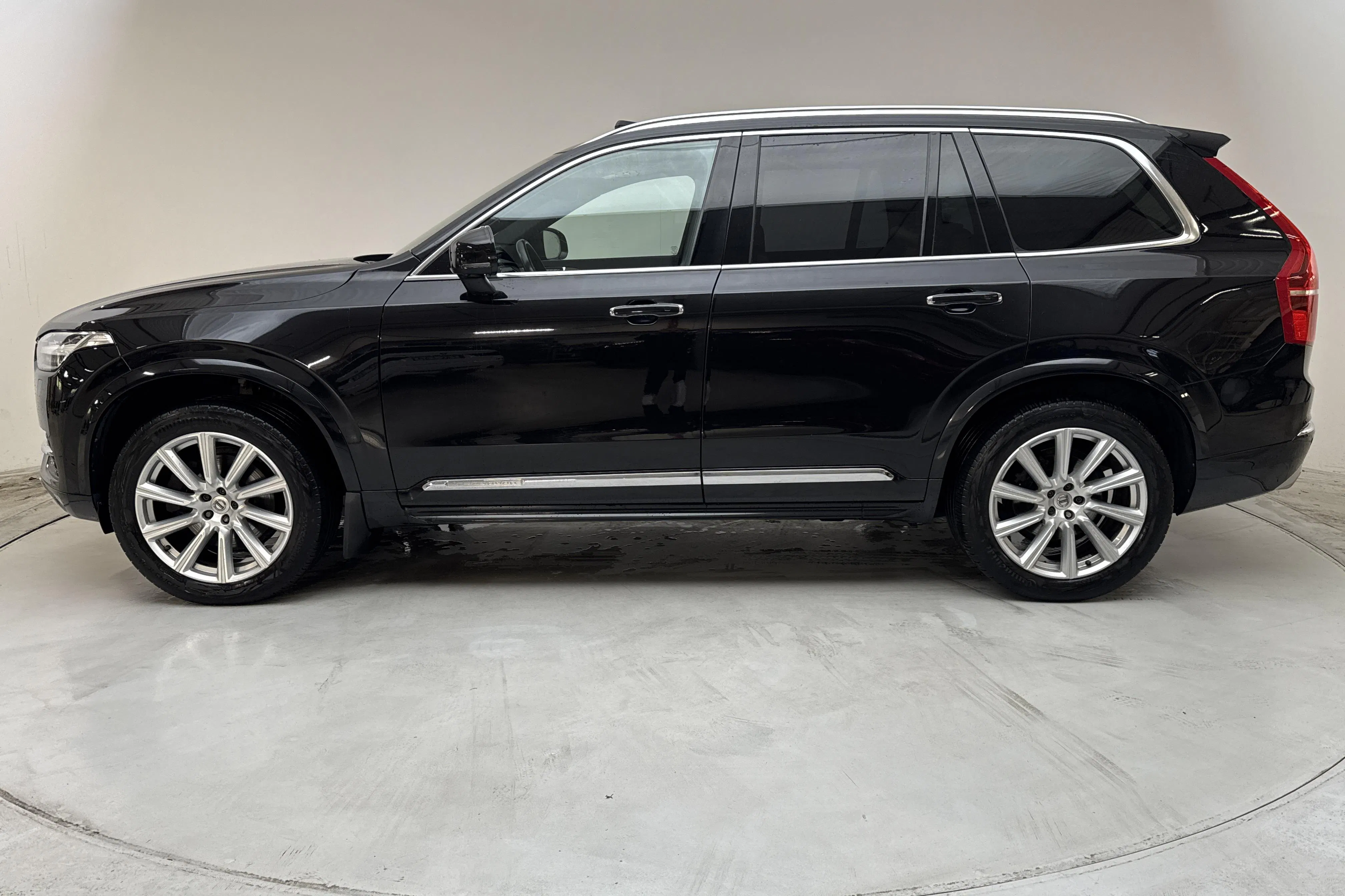 Presentationsfoto 2 av 18: Volvo XC90 D5 AWD (235hk) - 11 943 mil - Automat - svart - 2017