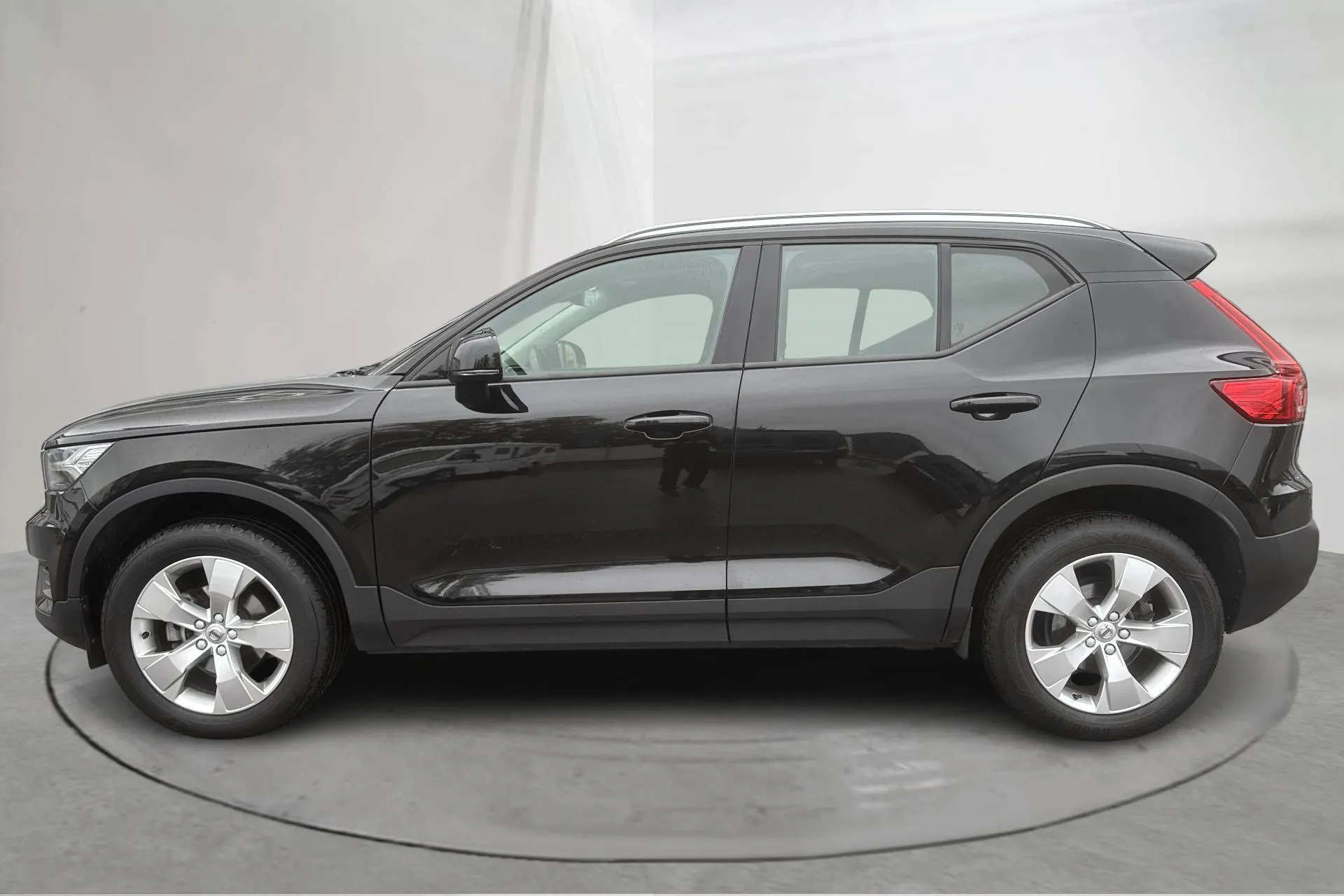 Presentationsfoto 2 av 17: Volvo XC40 T3 2WD (163hk) - 8 030 mil - Automat - svart - 2020