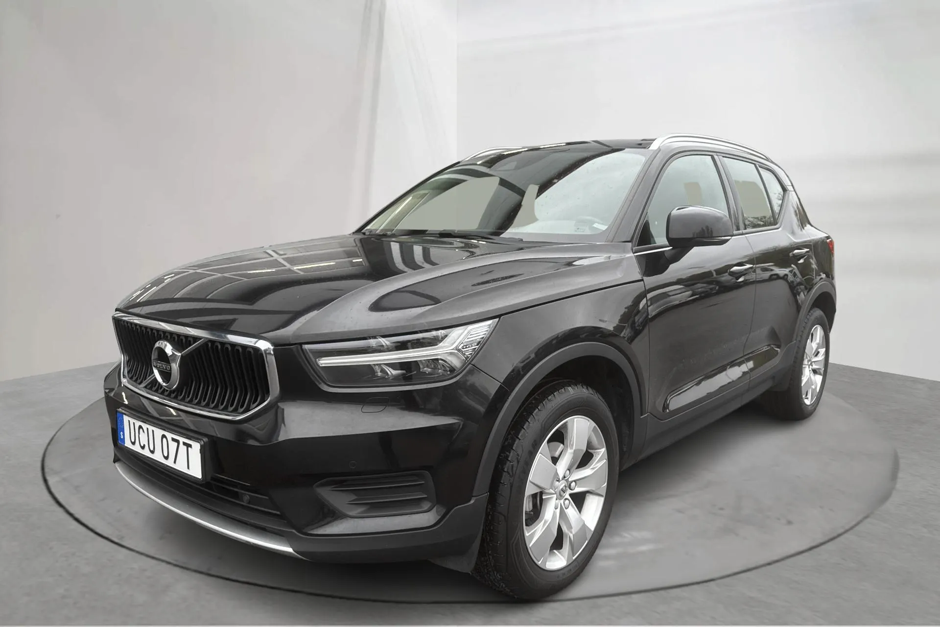 Presentationsfoto 1 av 17: Volvo XC40 T3 2WD (163hk) - 8 030 mil - Automat - svart - 2020