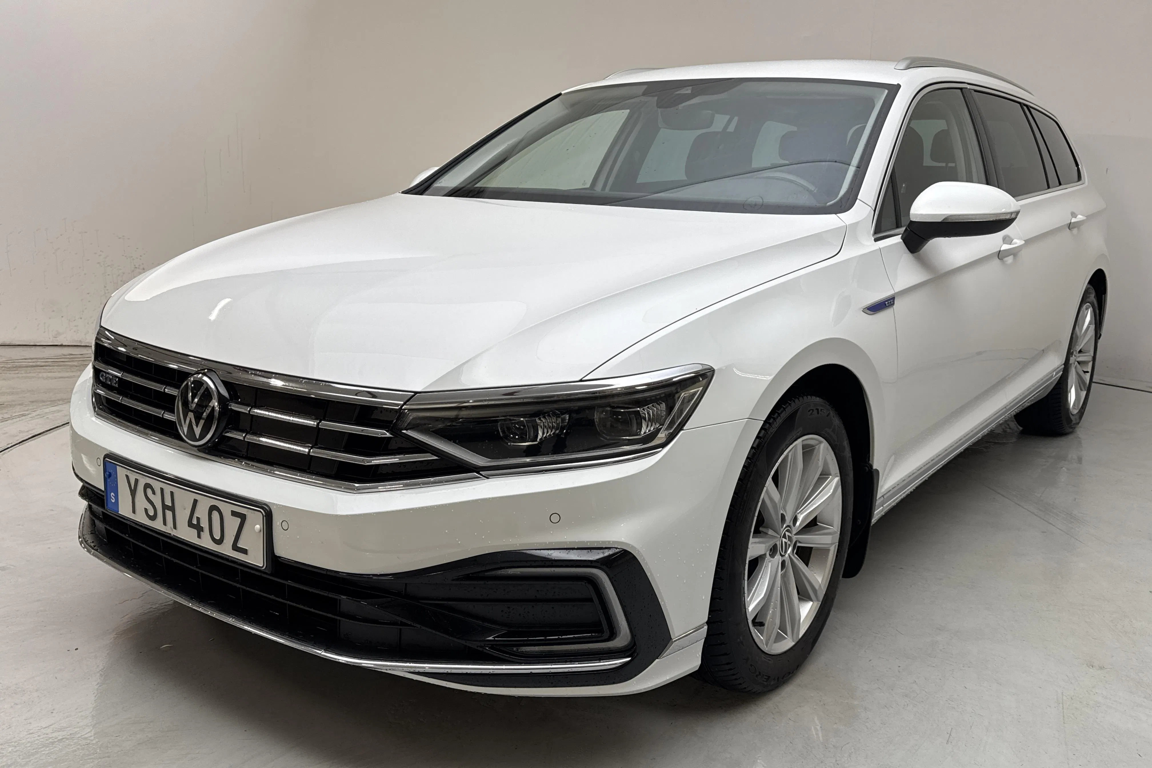 Presentation photo 1 of 16: VW Passat 1.4 GTE Sportscombi (218hk) - 100 910 km - Automatic - white - 2022