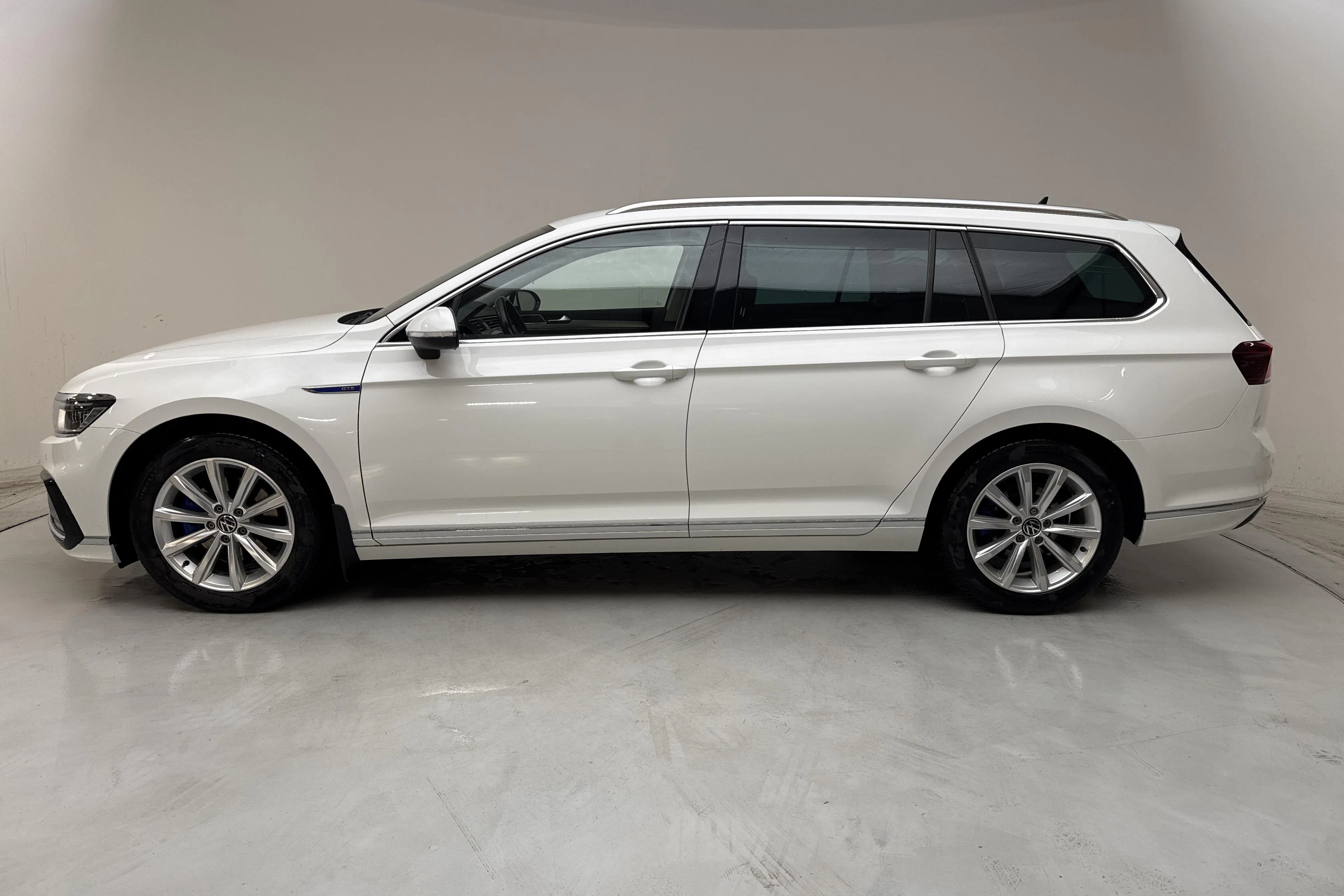 Presentation photo 2 of 16: VW Passat 1.4 GTE Sportscombi (218hk) - 100 910 km - Automatic - white - 2022