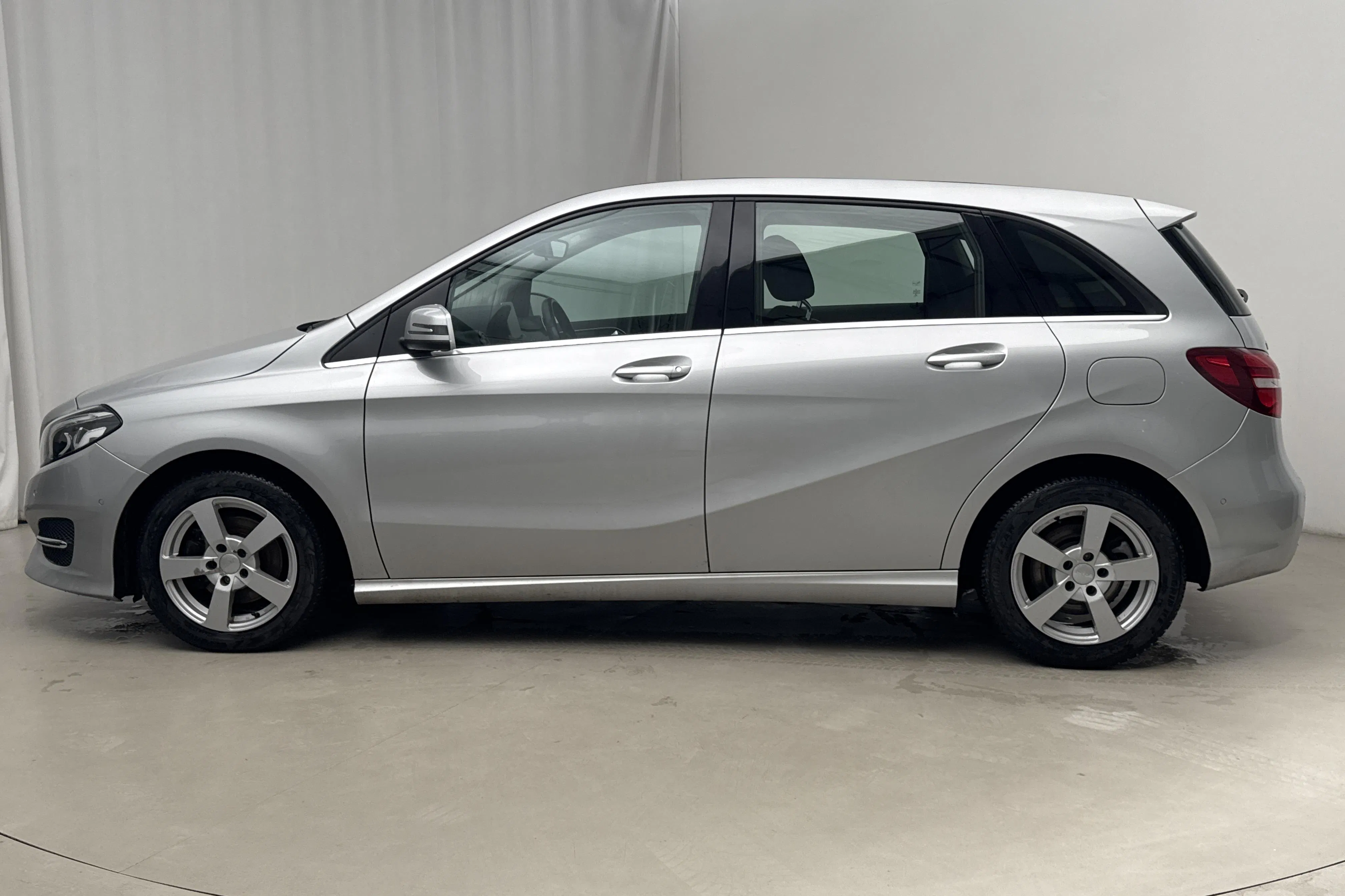 Presentationsfoto 2 av 15: Mercedes B 200 CDI 4Matic W246 (136hk) - 7 840 mil - Automat - silver - 2015