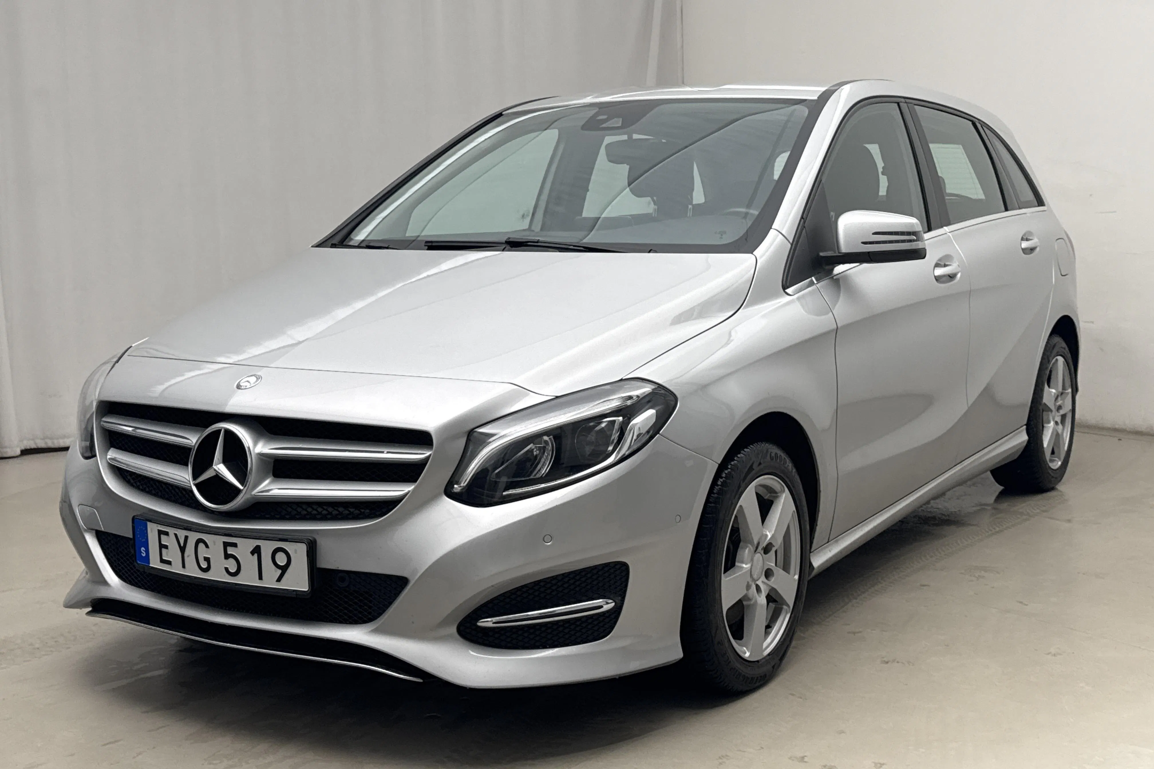 Presentationsfoto 1 av 15: Mercedes B 200 CDI 4Matic W246 (136hk) - 7 840 mil - Automat - silver - 2015