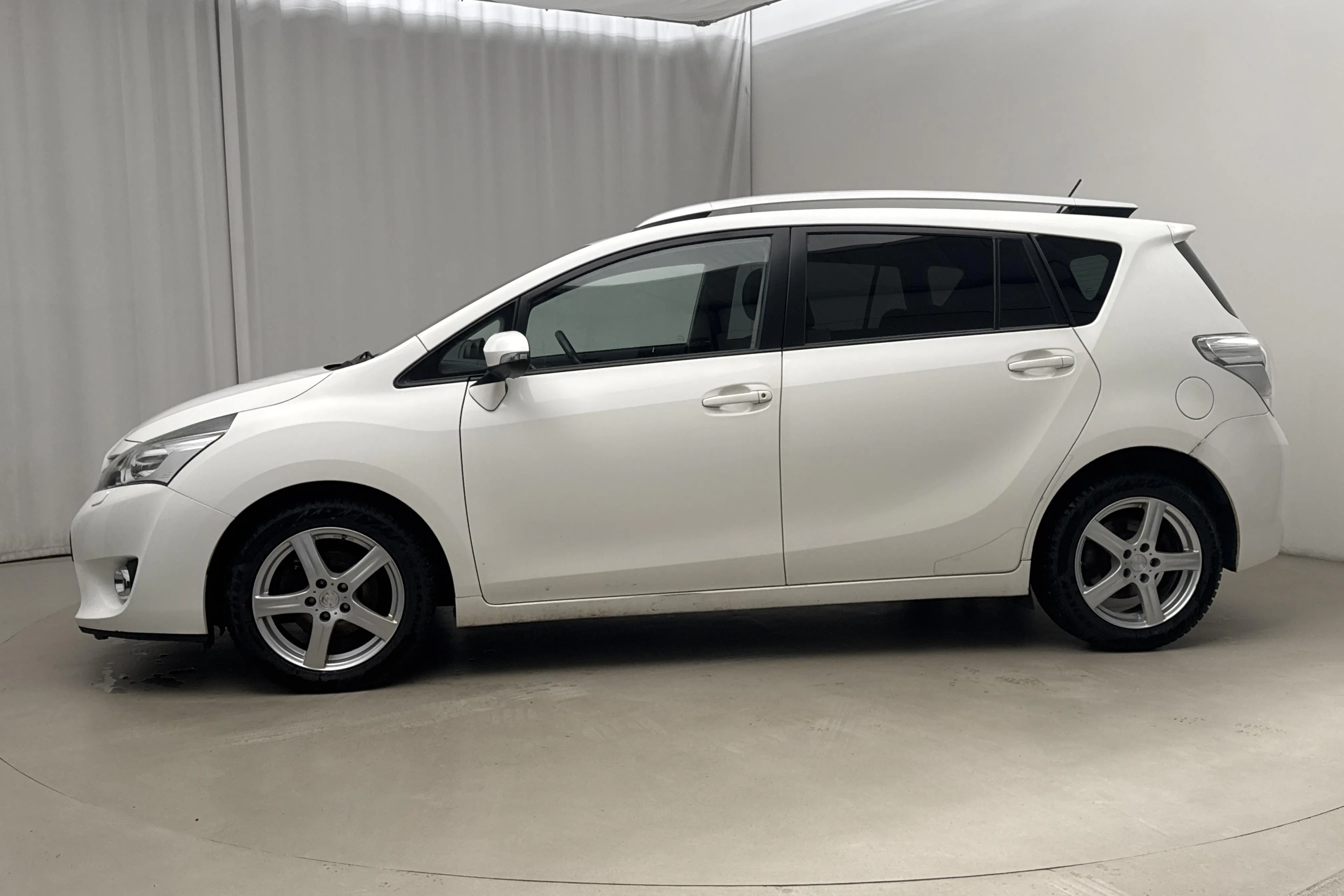 Presentationsfoto 2 av 19: Toyota Verso 1.6 D-4D DPF (112hk) - 24 721 mil - Manuell - vit - 2016