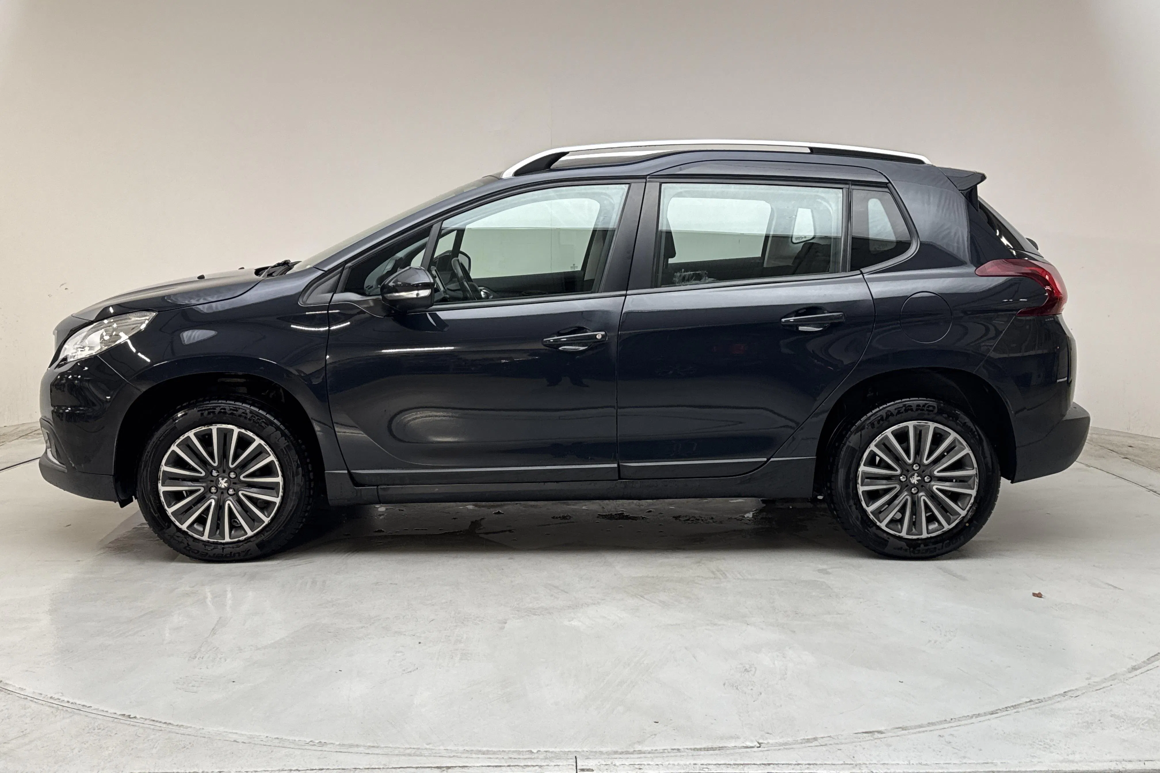 Presentationsfoto 2 av 12: Peugeot 2008 1.2 VTi (82hk) - 13 708 mil - Manuell - svart - 2017