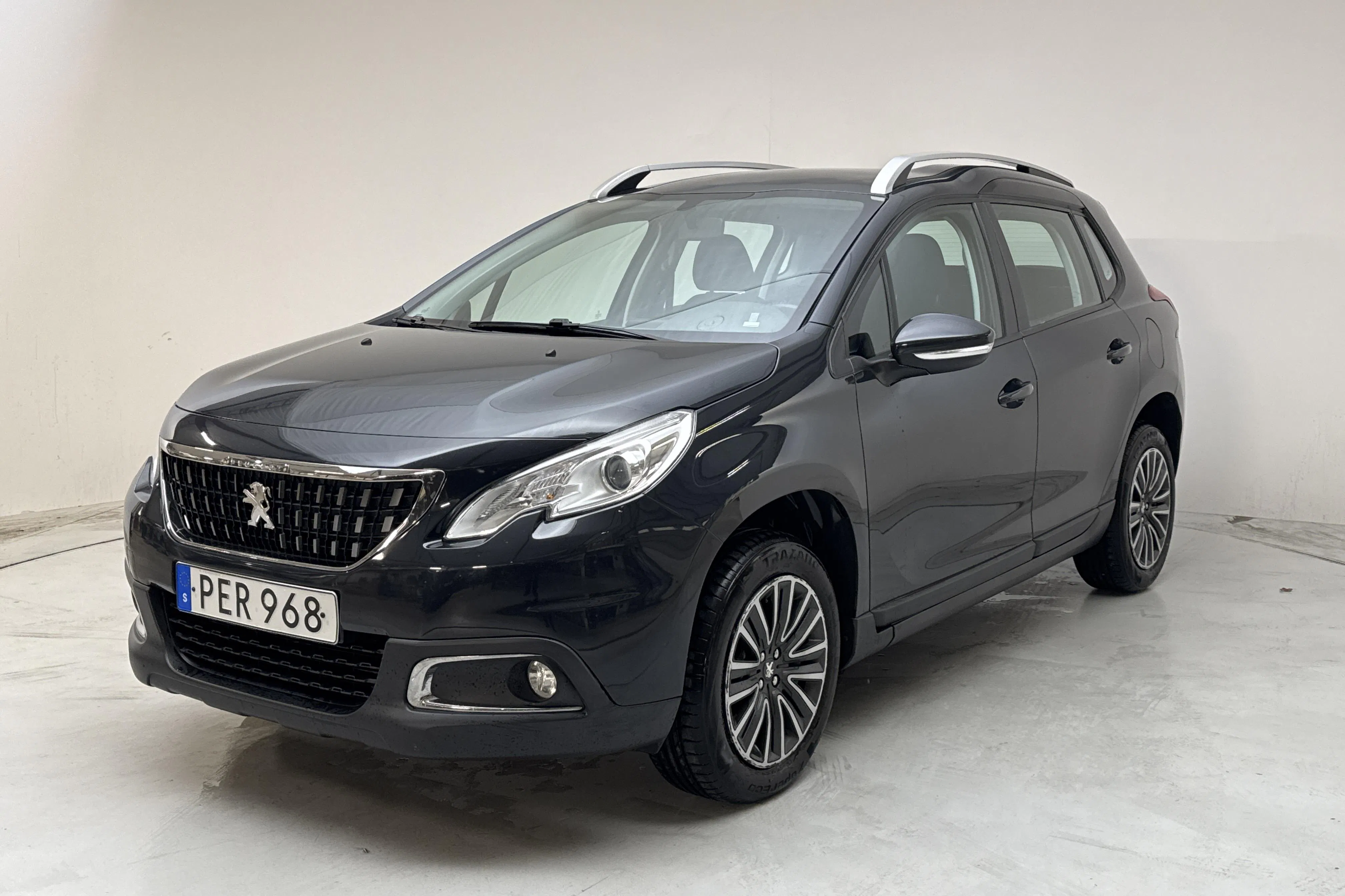 Presentationsfoto 1 av 12: Peugeot 2008 1.2 VTi (82hk) - 13 708 mil - Manuell - svart - 2017