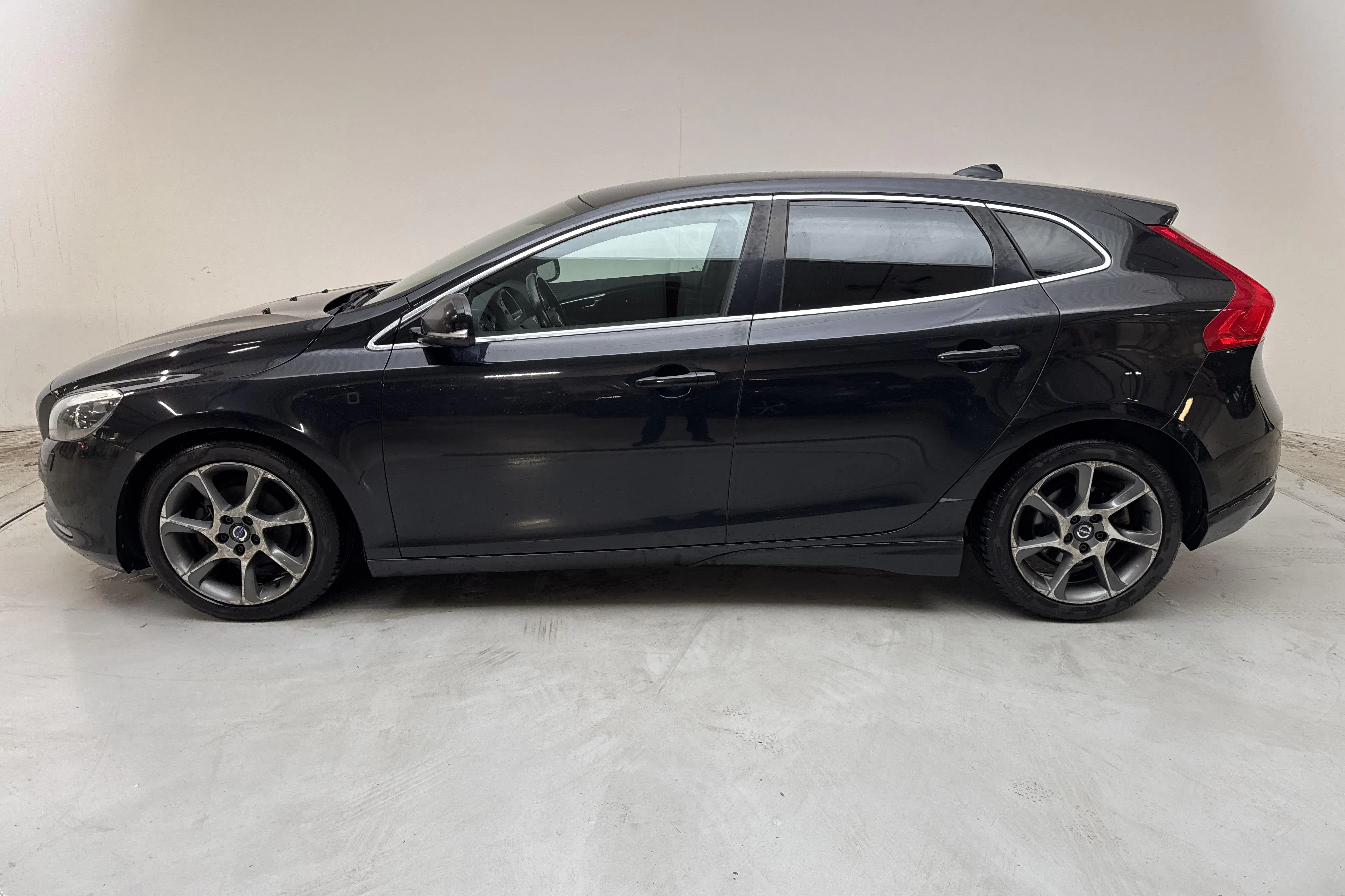 Presentationsfoto 2 av 13: Volvo V40 D2 (115hk) - 25 069 mil - Manuell - svart - 2015