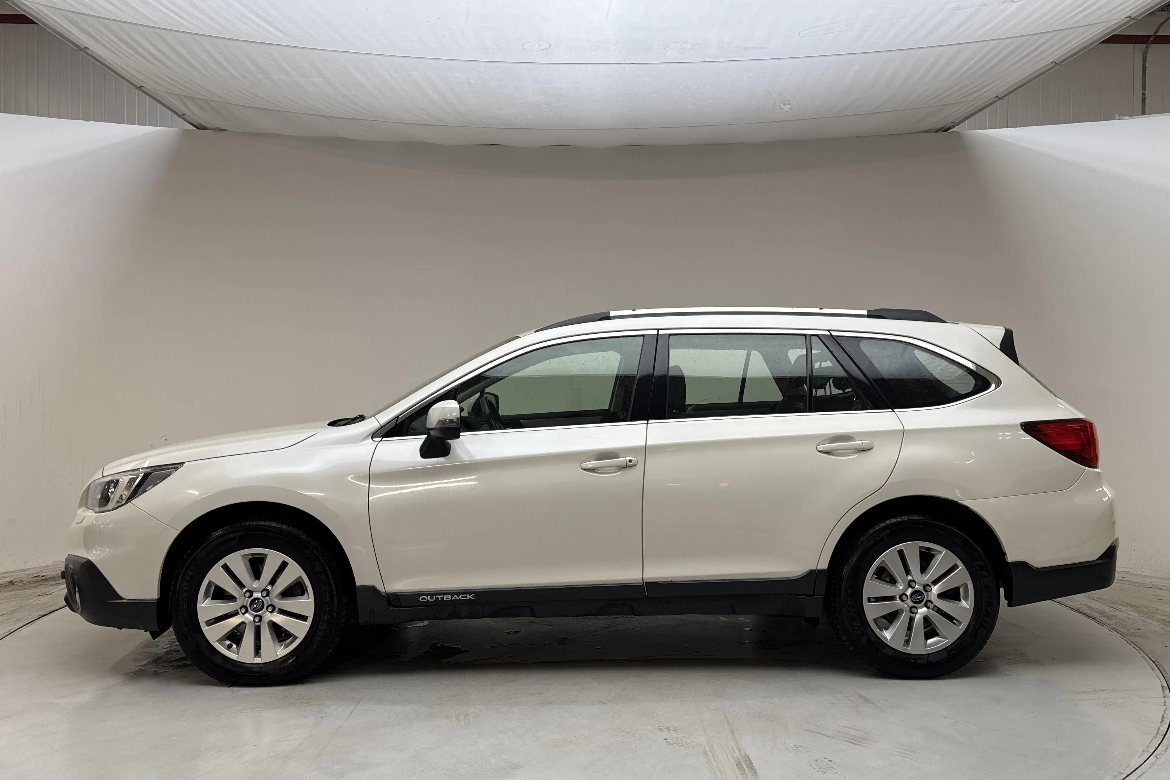 Presentationsfoto 2 av 13: Subaru Outback 2.0D (150hk) - 26 504 mil - Automat - vit - 2016