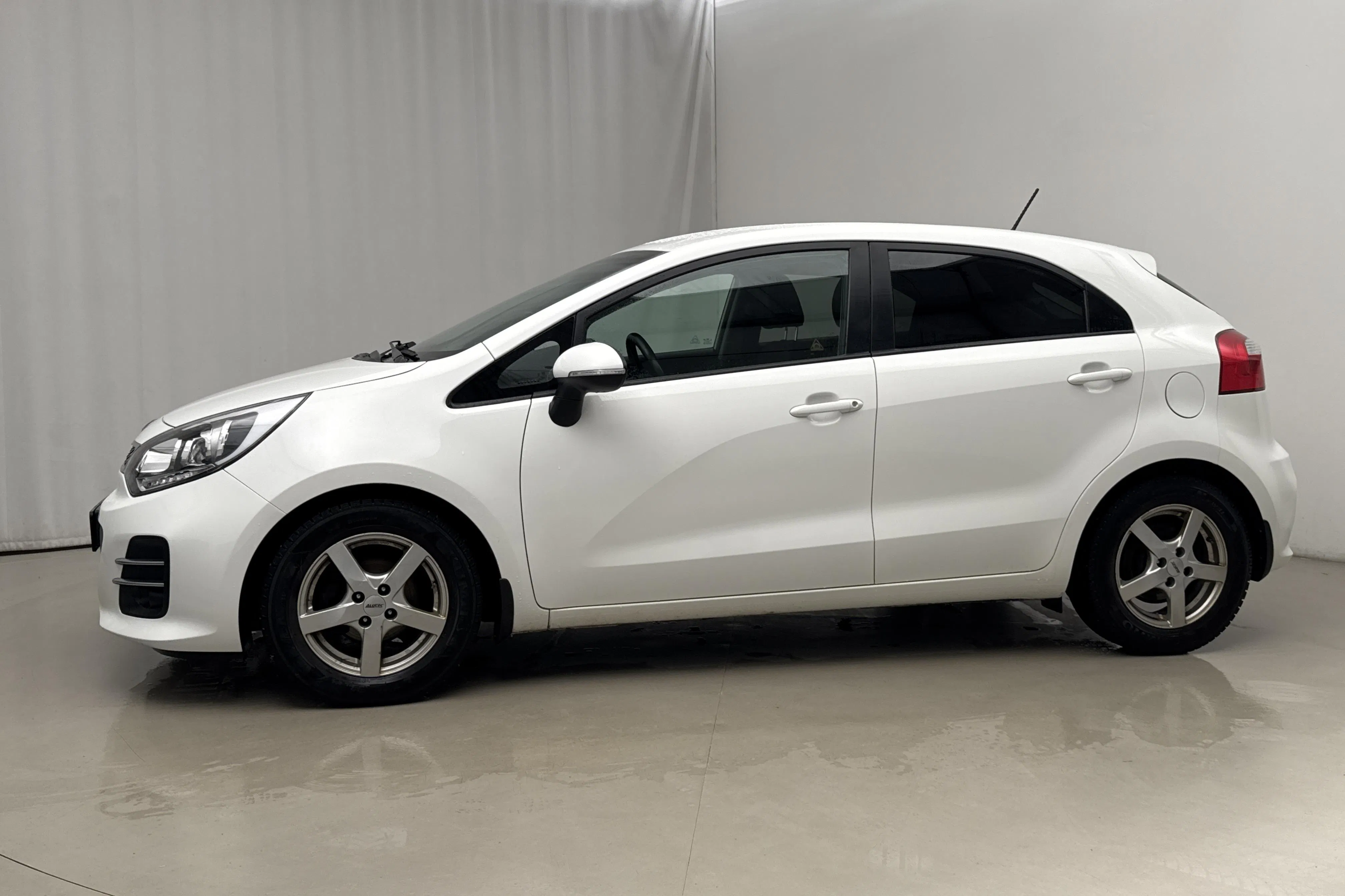 Presentationsfoto 2 av 17: KIA Rio 1.2 (85hk) - 8 138 mil - Manuell - vit - 2016