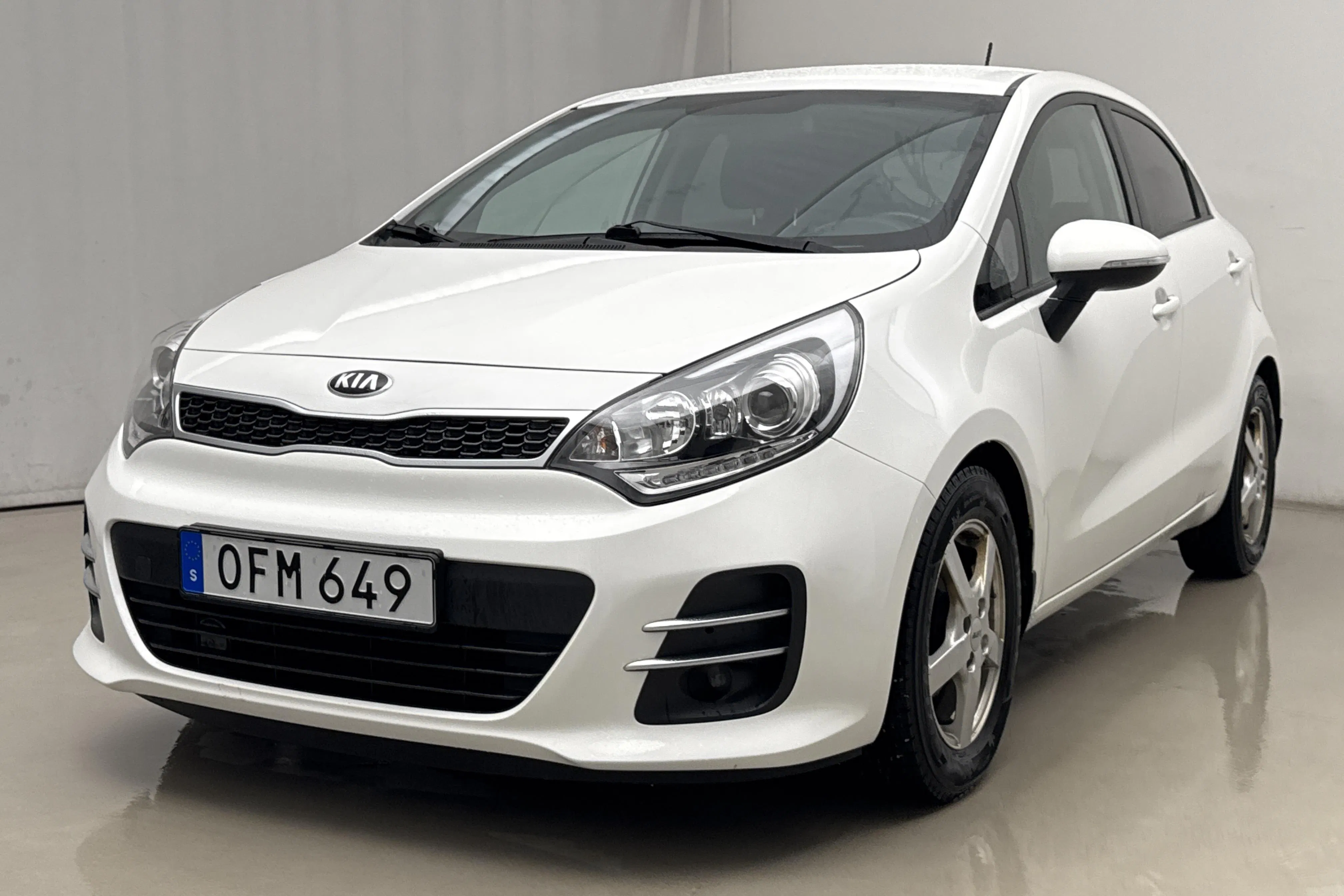 Presentationsfoto 1 av 17: KIA Rio 1.2 (85hk) - 8 138 mil - Manuell - vit - 2016