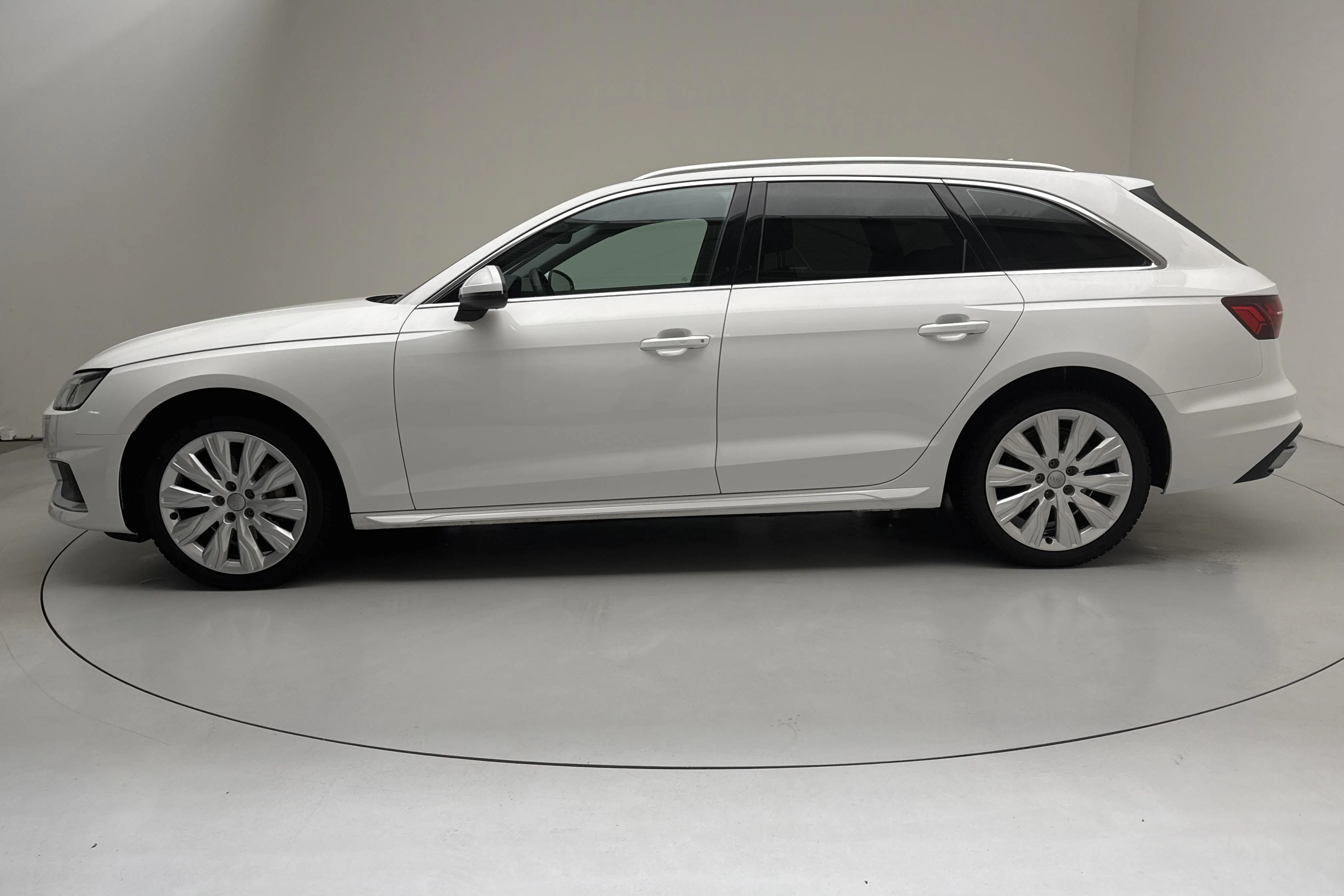 Presentationsfoto 2 av 15: Audi A4 Avant 40 TDI quattro (190hk) - 12 008 mil - Automat - vit - 2020