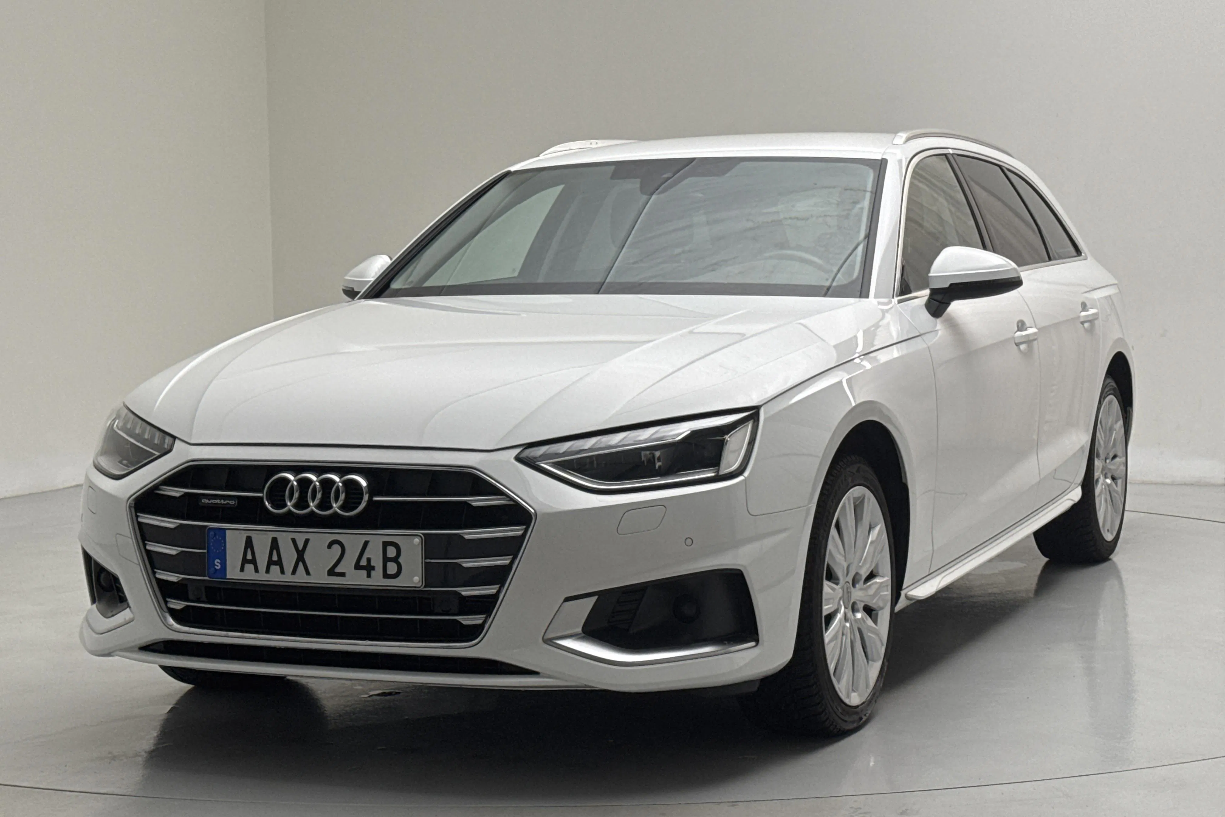 Presentationsfoto 1 av 15: Audi A4 Avant 40 TDI quattro (190hk) - 12 008 mil - Automat - vit - 2020