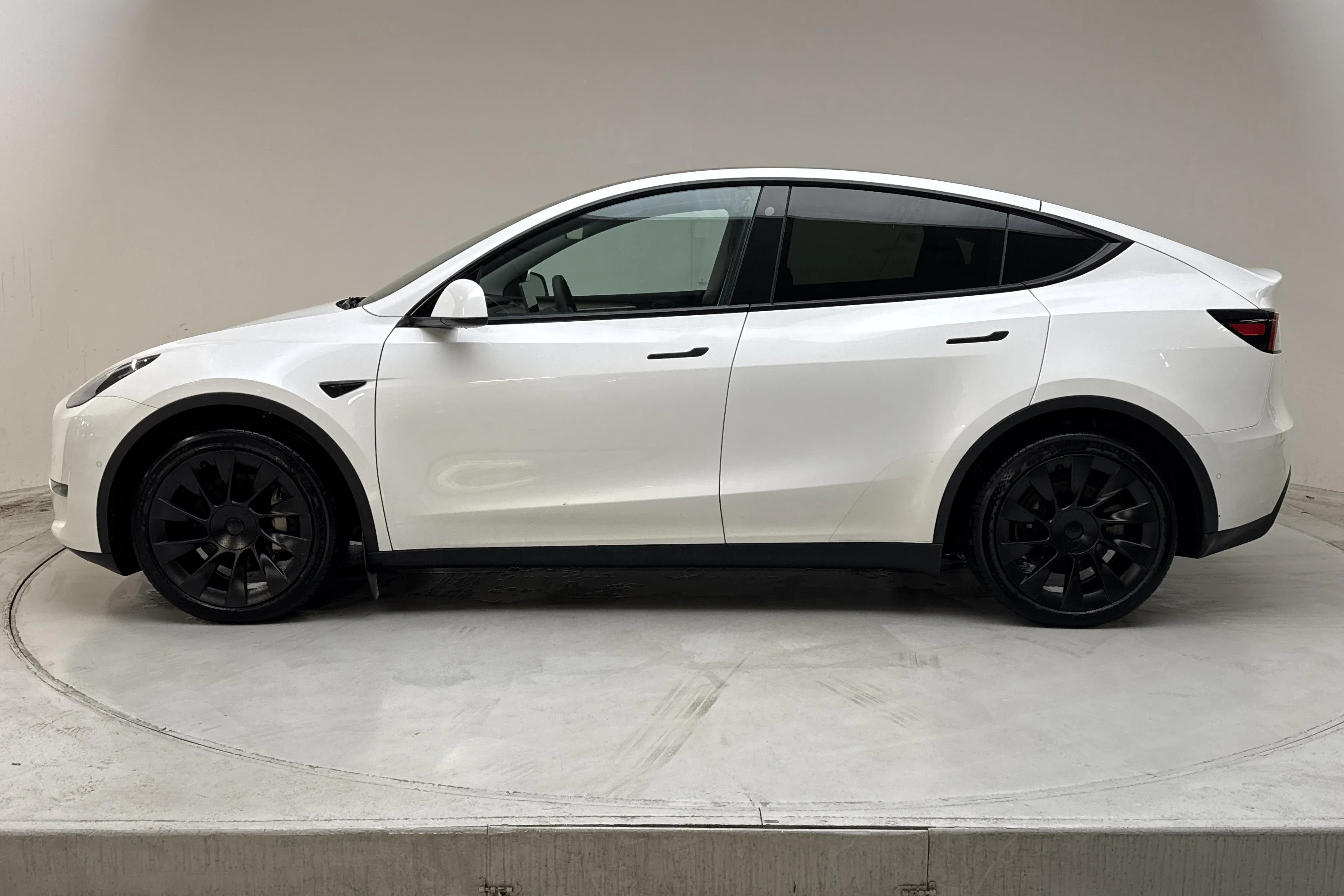 Presentationsfoto 2 av 19: Tesla Model Y Long Range Dual Motor AWD - 12 205 mil - Automat - vit - 2022
