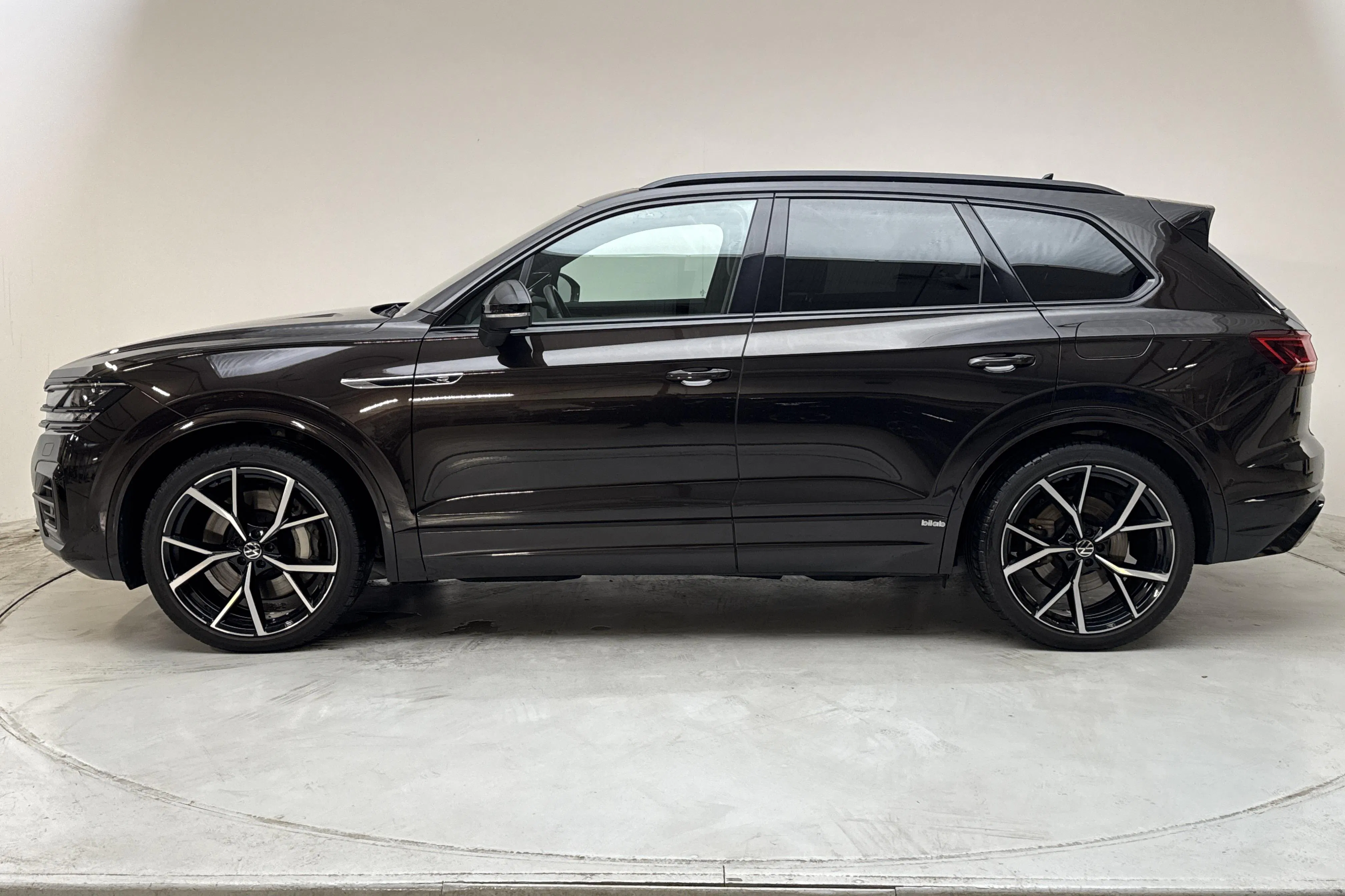 Presentationsfoto 2 av 18: VW Touareg R V6 TSI e-Hybrid 4Motion (462hk) - 8 035 mil - Automat - brun - 2023