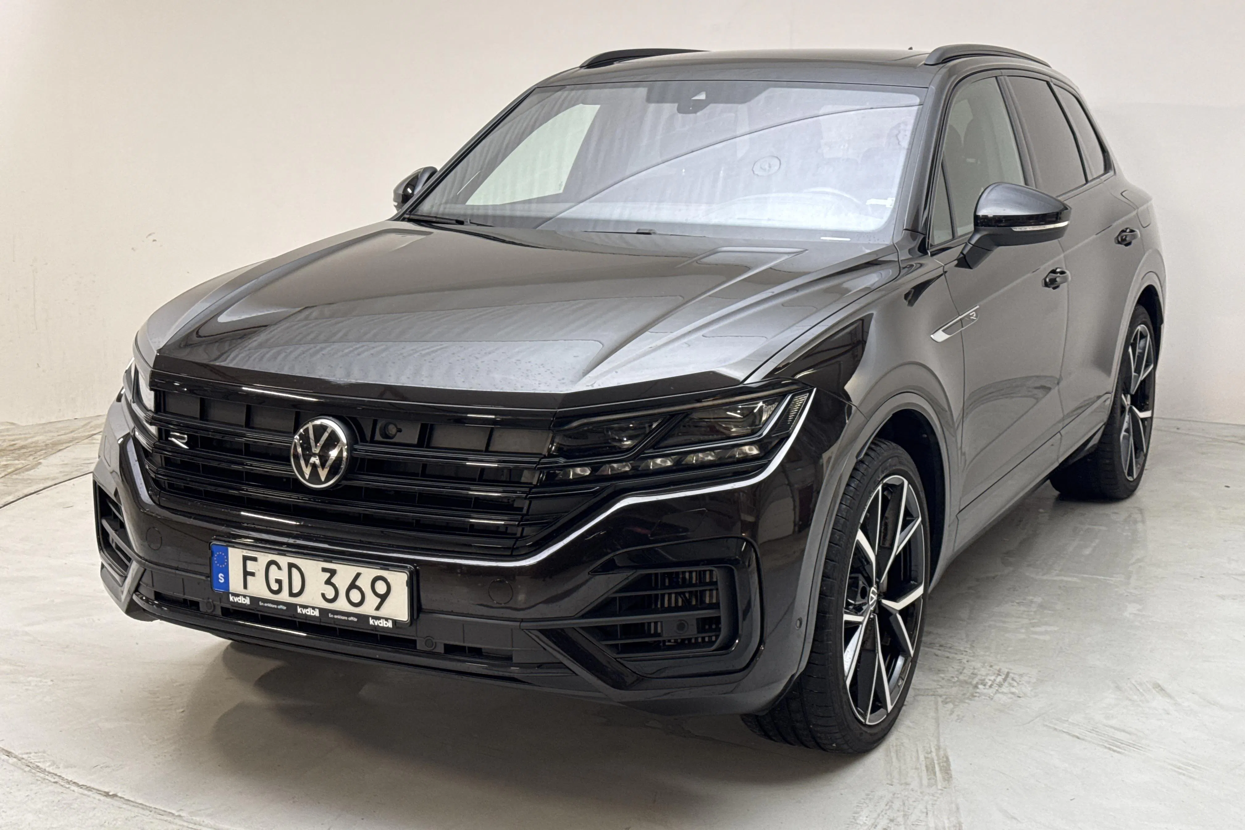 Presentationsfoto 1 av 18: VW Touareg R V6 TSI e-Hybrid 4Motion (462hk) - 8 035 mil - Automat - brun - 2023