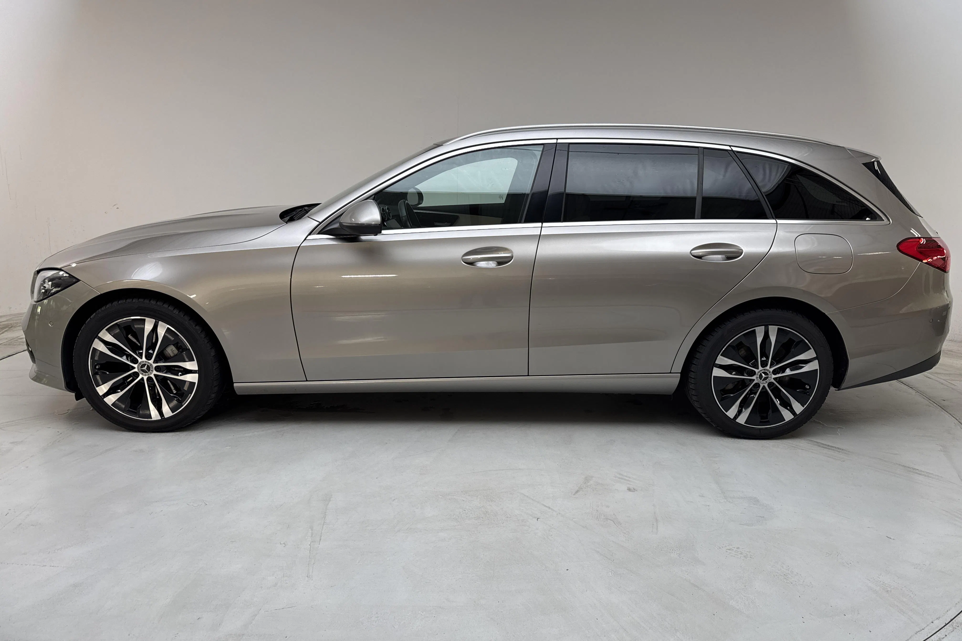 Presentationsfoto 2 av 18: Mercedes C 300 de 4Matic Kombi S206 (319hk) - 12 004 mil - Automat - silver - 2023