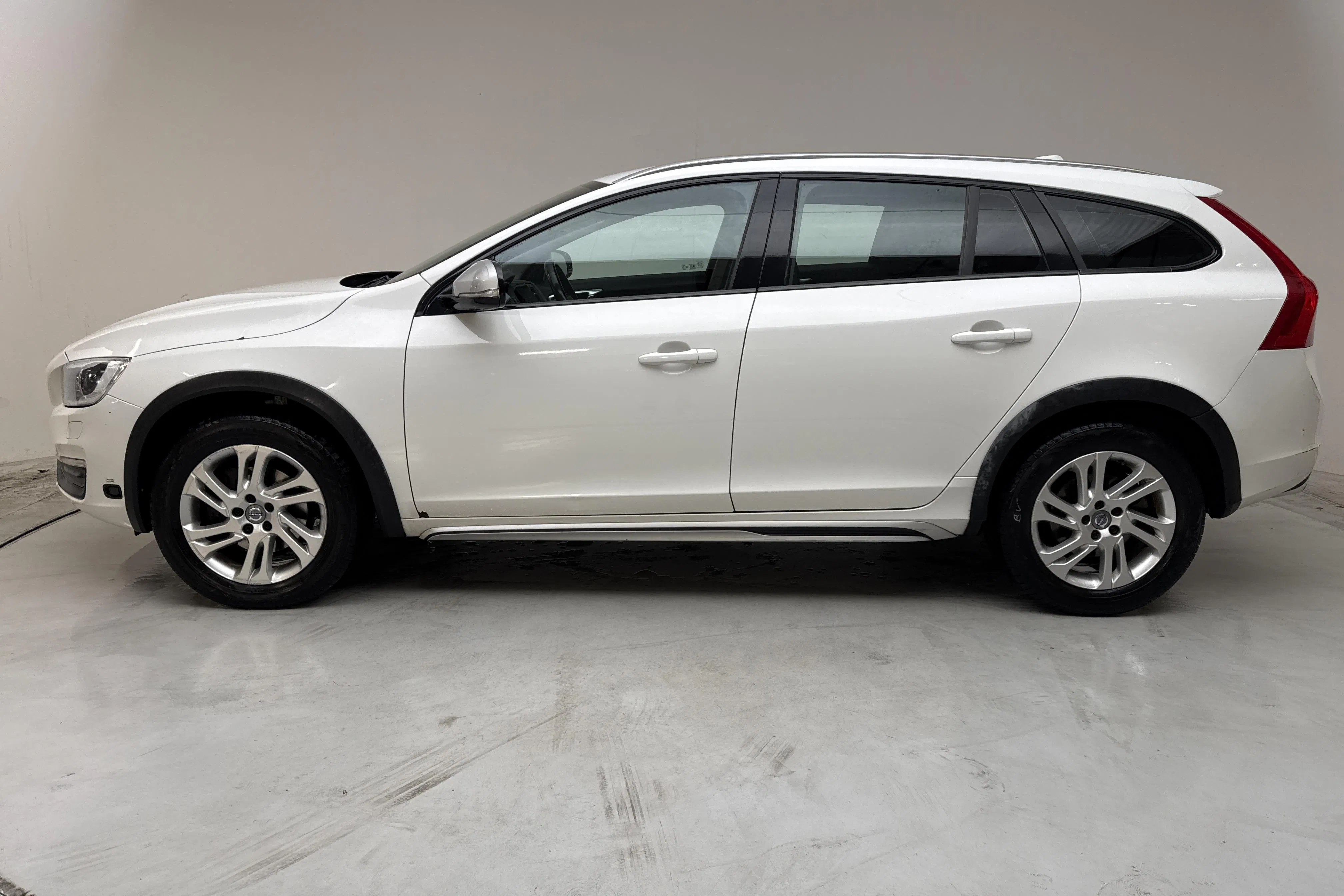 Presentationsfoto 2 av 14: Volvo V60 D3 Cross Country (150hk) - 17 441 mil - Automat - vit - 2018