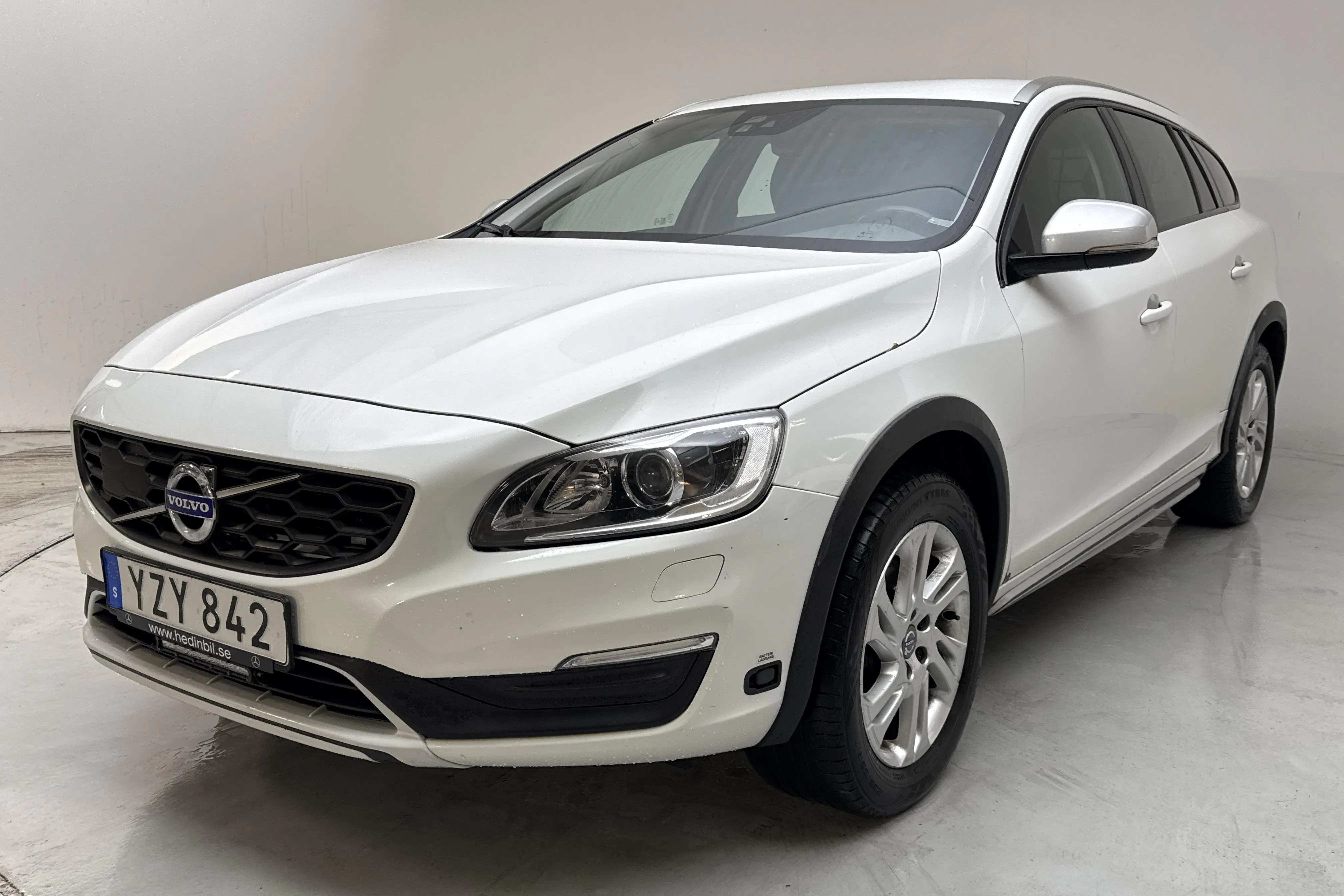Presentationsfoto 1 av 14: Volvo V60 D3 Cross Country (150hk) - 17 441 mil - Automat - vit - 2018