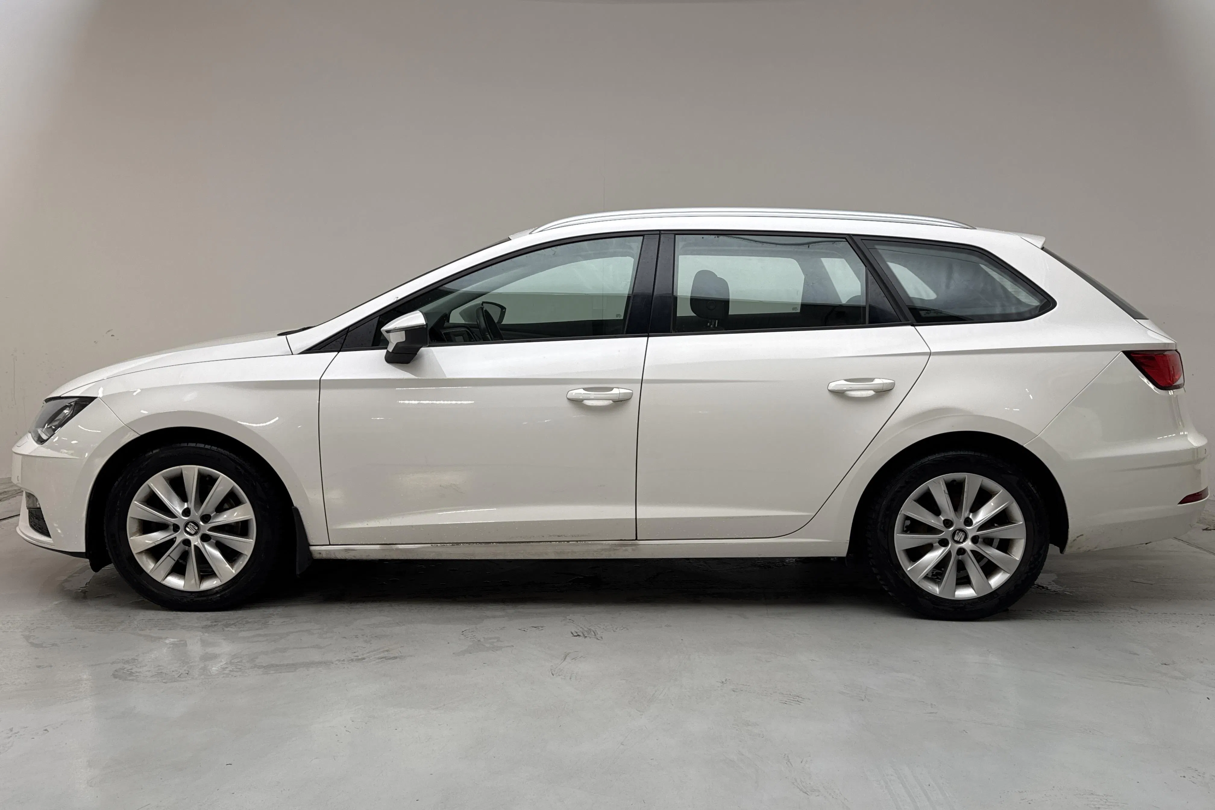 Presentationsfoto 2 av 12: Seat Leon 1.5 TGI ST (130hk) - 7 341 mil - Automat - vit - 2019