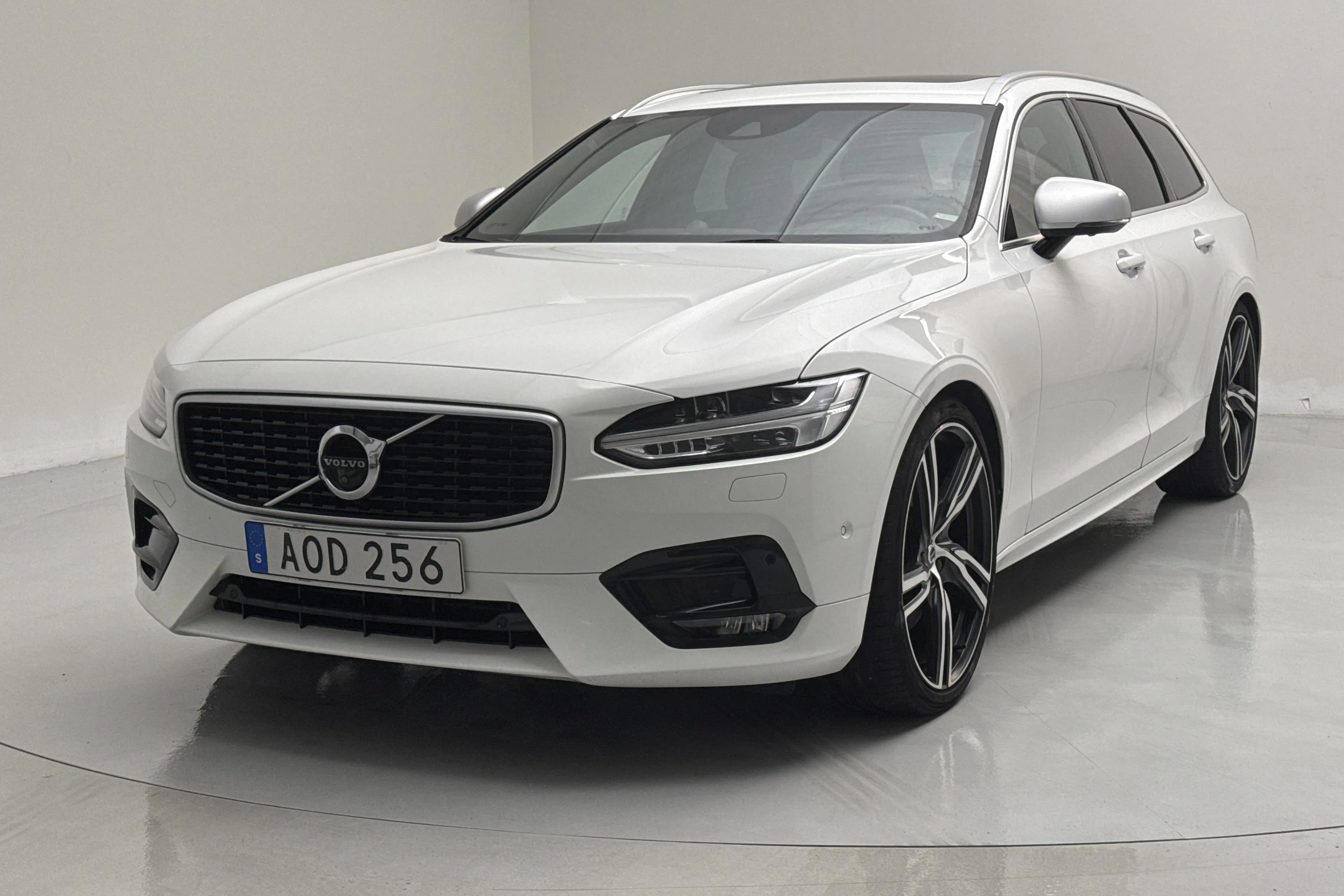 Presentationsfoto 1 av 20: Volvo V90 T6 AWD (310hk) - 20 721 mil - Automat - vit - 2019