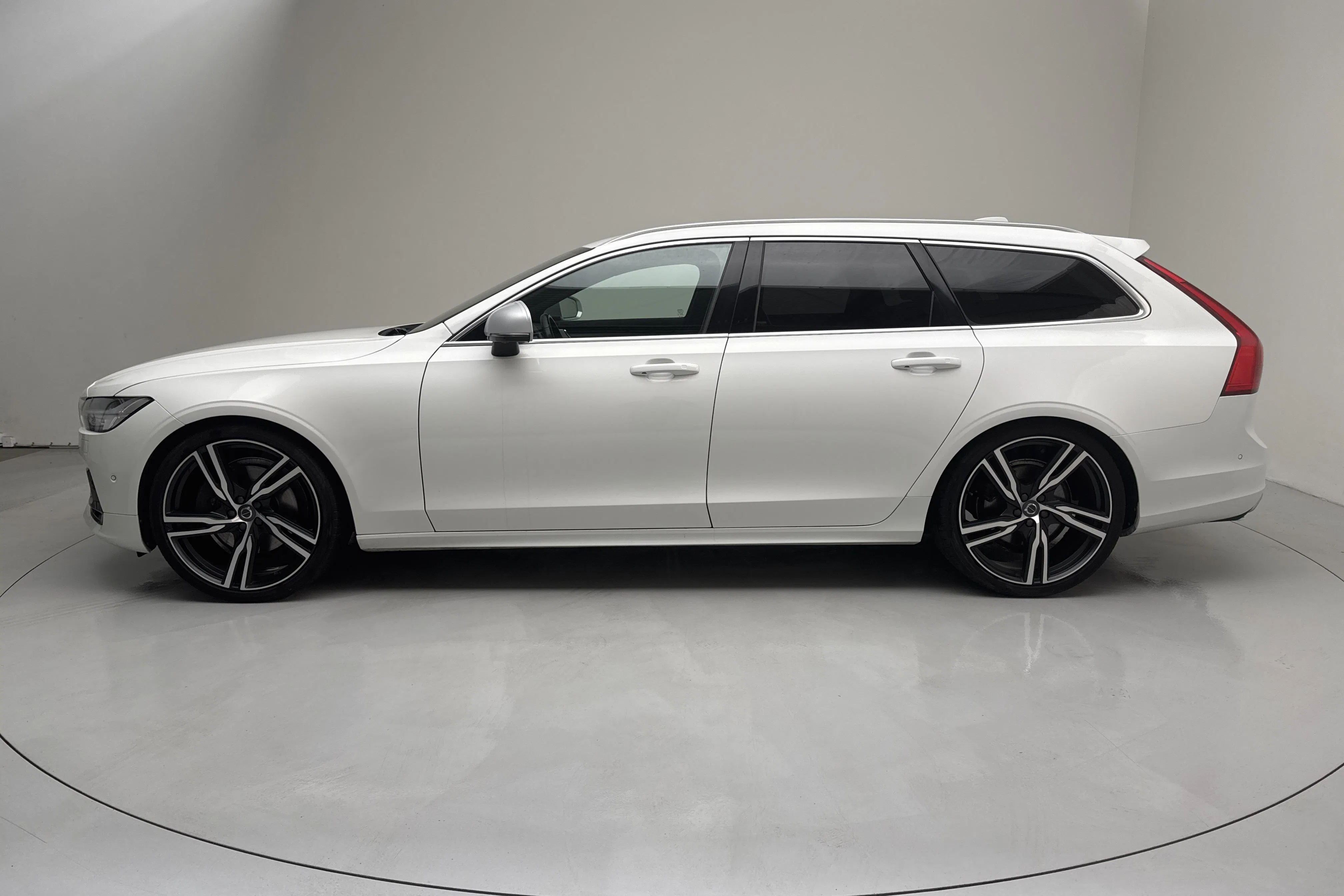 Presentationsfoto 2 av 20: Volvo V90 T6 AWD (310hk) - 20 721 mil - Automat - vit - 2019