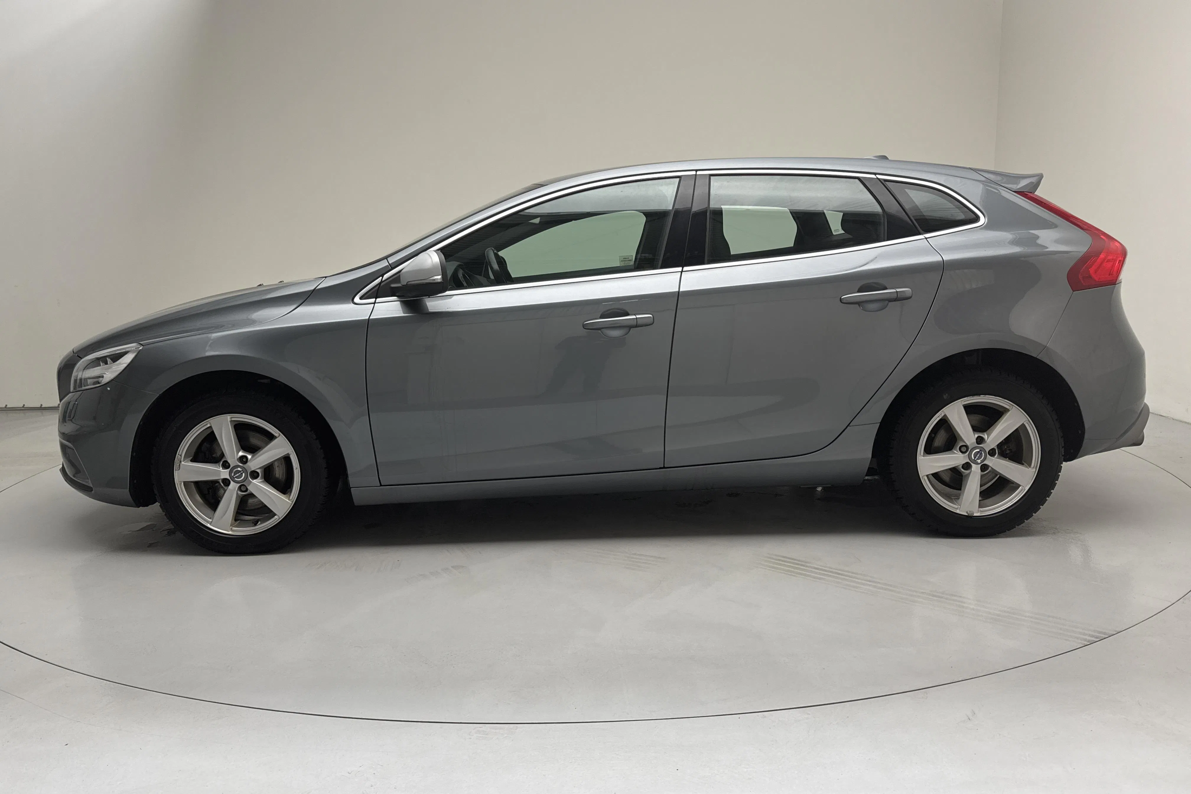 Presentationsfoto 2 av 15: Volvo V40 D3 (150hk) - 18 410 mil - Manuell - grå - 2019