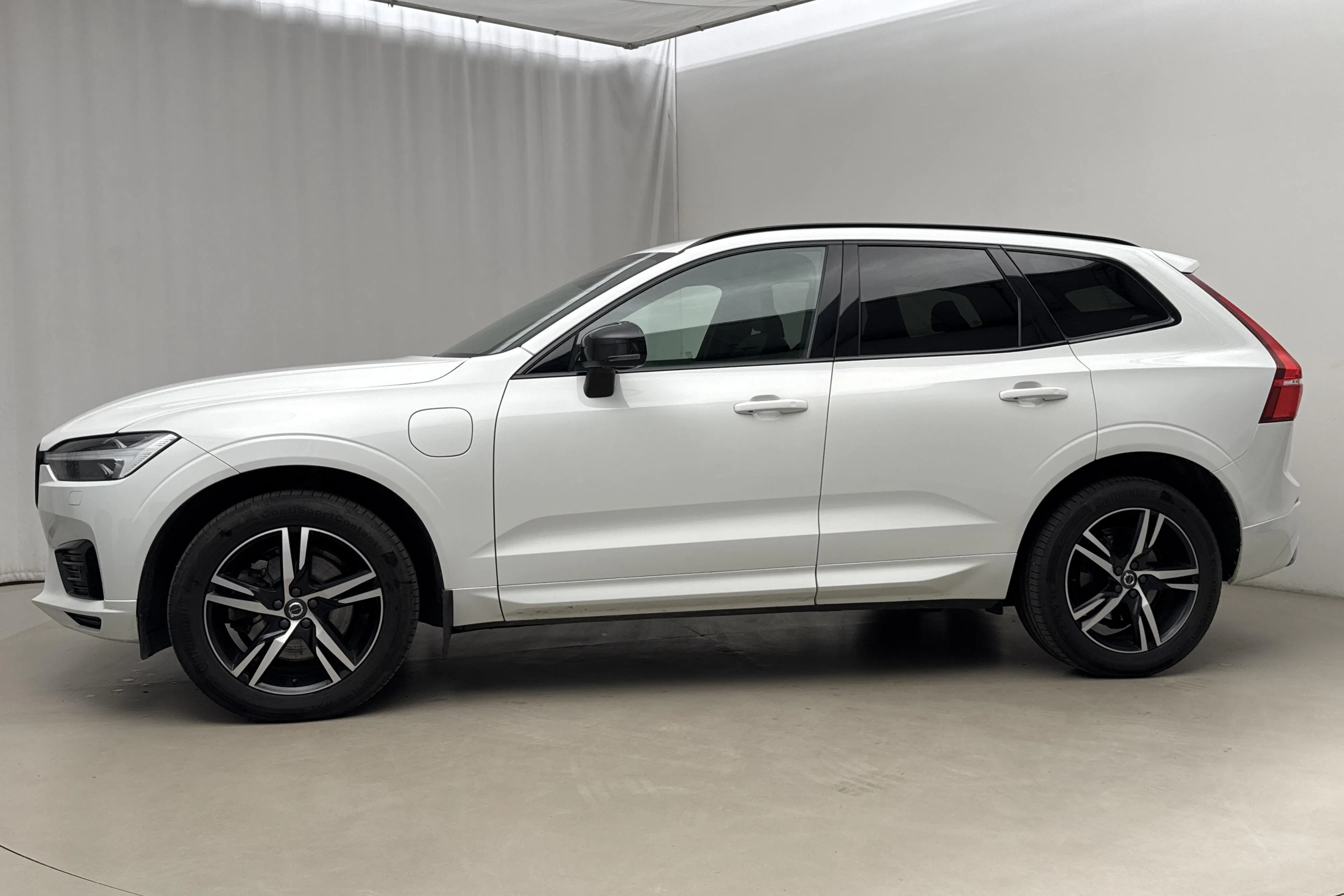 Presentationsfoto 2 av 27: Volvo XC60 T6 AWD Recharge (340hk) - 13 366 mil - Automat - vit - 2021