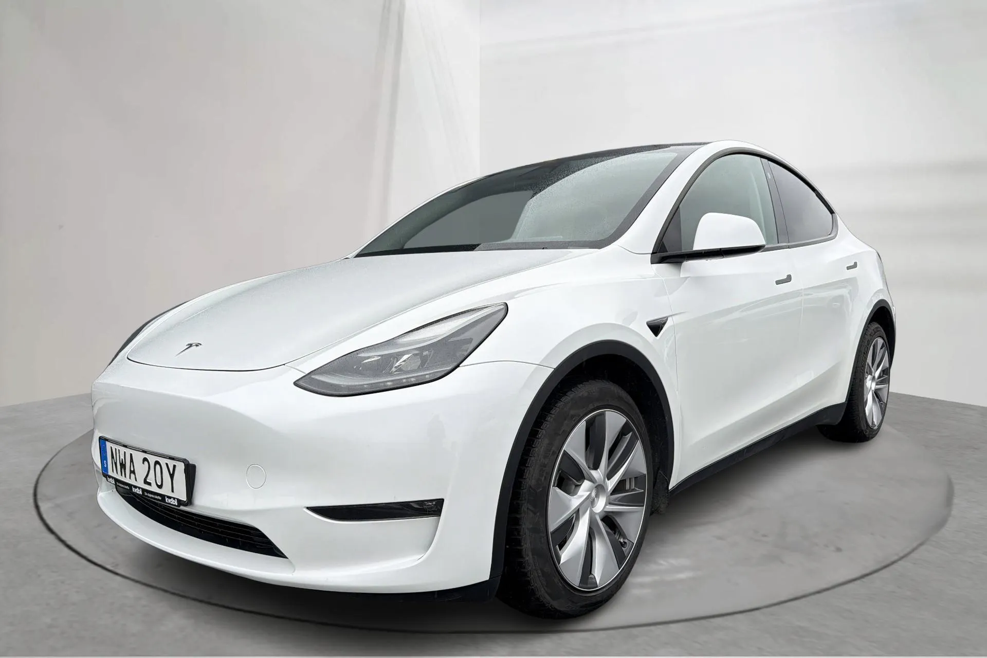 Presentation photo 1 of 20: Tesla Model Y Long Range Dual Motor AWD - 99 300 km - Automatic - white - 2023