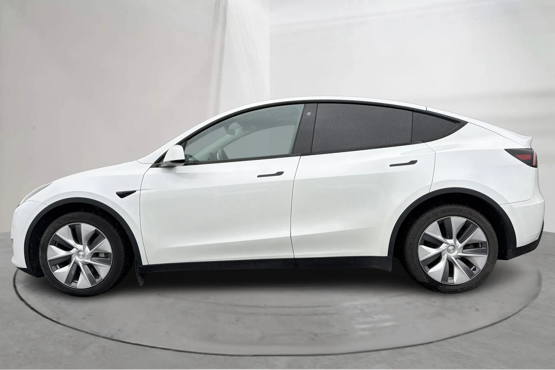 Presentation photo 2 of 20: Tesla Model Y Long Range Dual Motor AWD - 99 300 km - Automatic - white - 2023