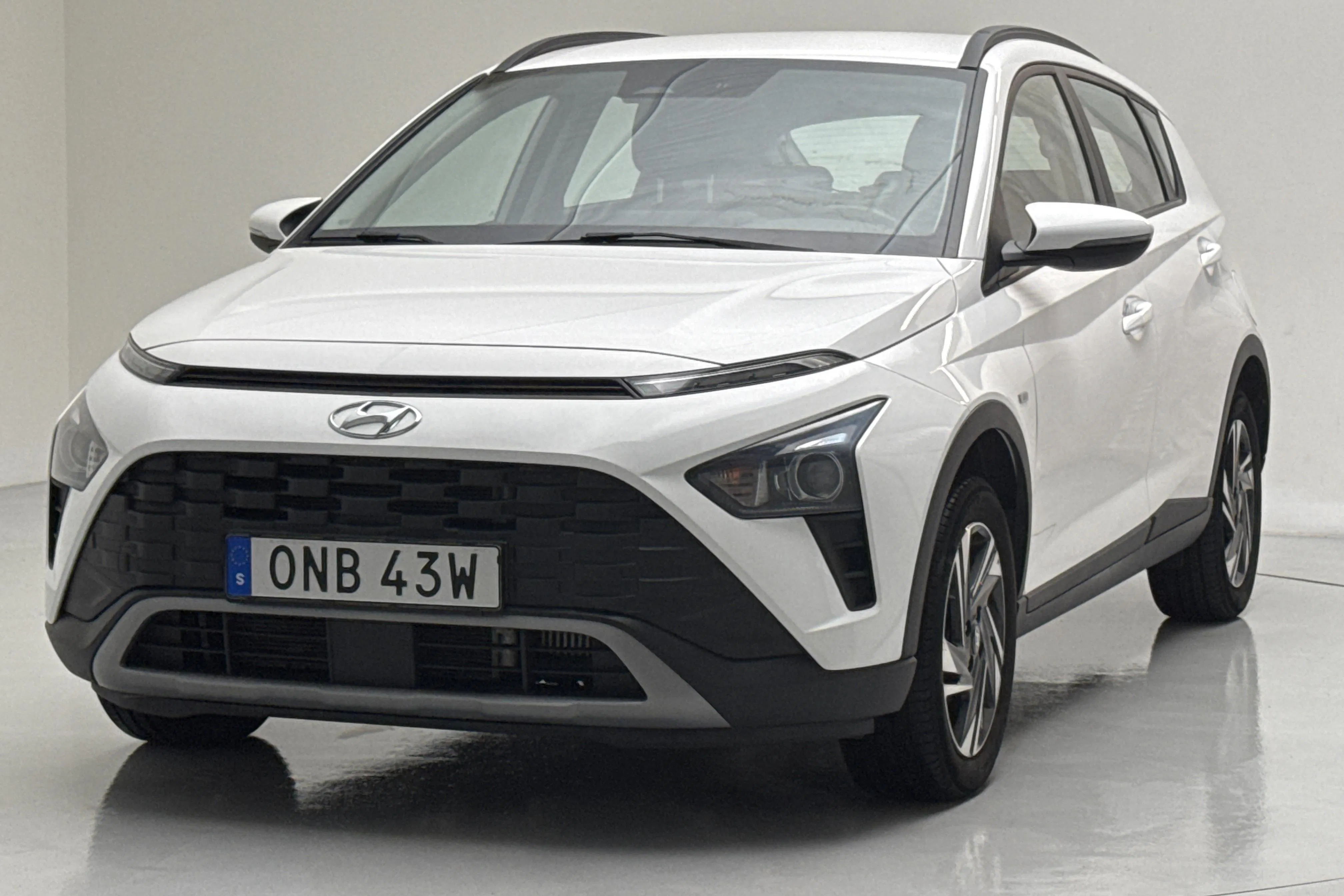 Presentationsfoto 1 av 14: Hyundai Bayon 1.0 T-GDi (100hk) - 4 866 mil - Automat - vit - 2023