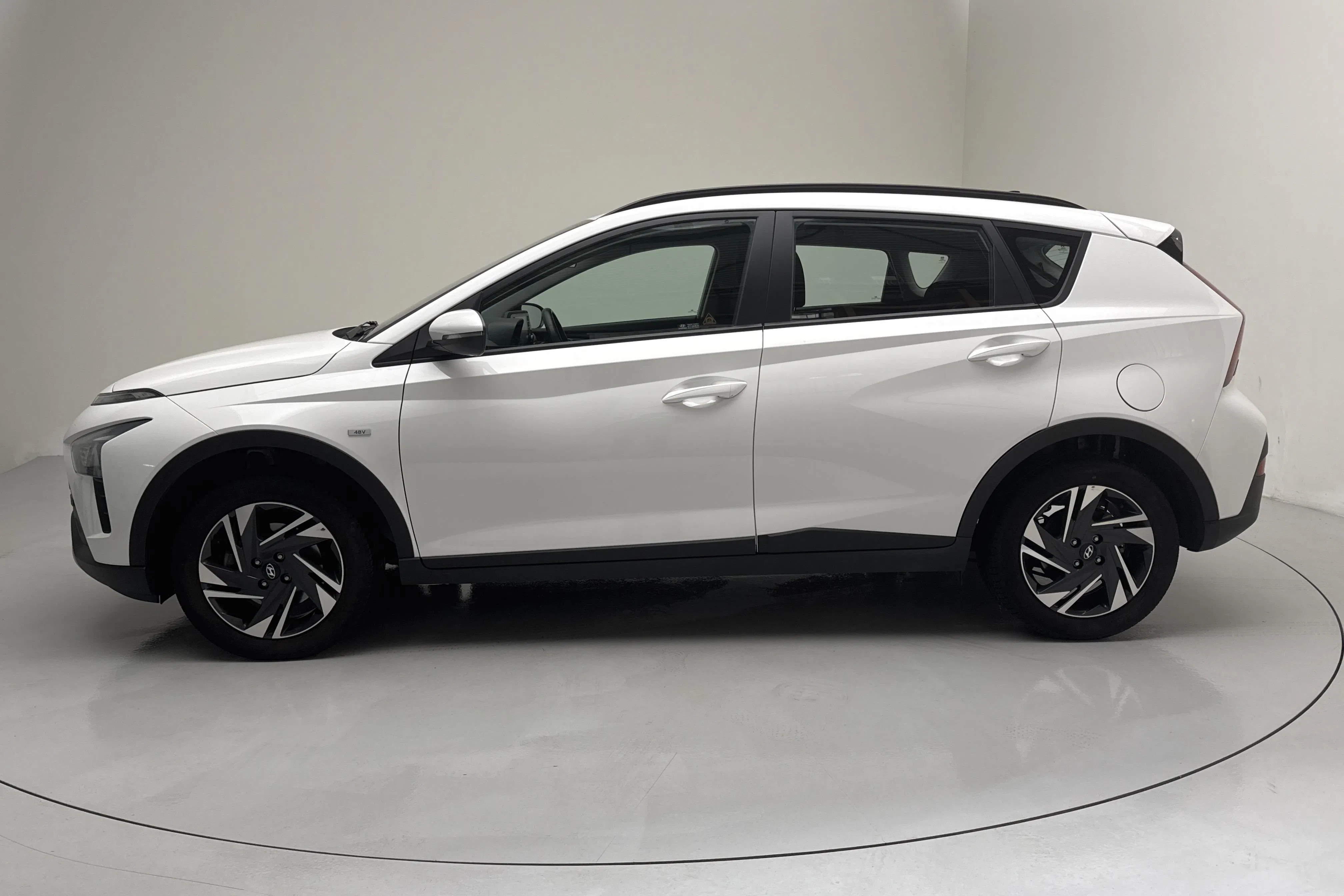 Presentationsfoto 2 av 14: Hyundai Bayon 1.0 T-GDi (100hk) - 4 866 mil - Automat - vit - 2023